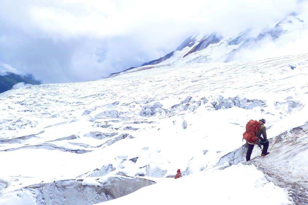 野口健さんのインスタグラム写真 - (野口健Instagram)「エベレストのアイスフォールみたいに氷河がズタズタになっていたのには驚きましたが、心配していた天気はいいです。昨年の秋のマナスルに登ったシェルパの話では滞在期間中、２日しか晴れなかったと。2019年の秋もそう。昨日今日と2回もマナスルを見れた事に驚き。肝心なのはこれからですが…  ♯野口健 ♯マナスル」9月17日 10時57分 - noguchiken8848