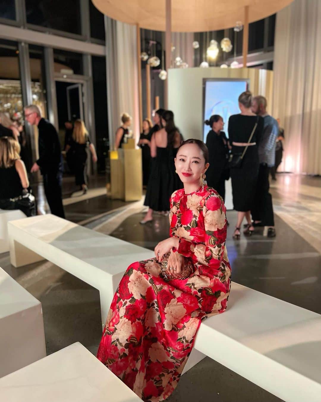 神崎恵のインスタグラム：「・  ・ SHISEIDOバイタルパーフェクション　グローバルイベント。 dress codeがtouch of goldということで、資生堂レッドにゴールドの花、アクセとバッグ、アイカラーをゴールドにしました。  ファンデーション　SHISEIDO エッセンス スキングロウ ファンデーション リップ　SHISEIDO テクノサテン ジェル リップスティック413 アイカラー　SHISEIDO オーラデュウ プリズム イルミネーター ピコ08.10  @shiseido #ShiseidoxAnneHathaway #PotentialHasNoAge #VitalPerfection  dress #zimmermann  earring・bangle #JWAnderson bag #Rabanne」
