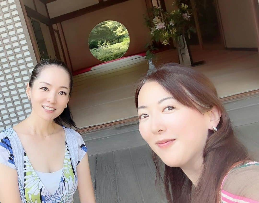 近藤淳子さんのインスタグラム写真 - (近藤淳子Instagram)「ホリプロの後輩アナウンサー前田真里さんと、数年ぶりの再会。  古民家イタリアンチポリーノ、明月院、葉祥美術館など大好きな北鎌倉を巡ってきました。  紫陽花が季節のはざまで迷子になってしまったのか、まだ必死に咲いていたのが印象的。    真里さんは、NY移住後、長崎と東京の二拠点生活をされています。  平和活動にも積極的に従事されて、様々な活動がメディアでも取り上げられています。  そして、念願のご出版が決まったそうです。もちろん商業出版です（←ここ大事）  ずっと真里さんの真摯な想いを伺ってきていたので、嬉しくて仕方ありません。未知の分野での芯の強い実現力、ただただ頭が下がります。  締め切りに追われている猛暑の中にお時間を作っていただいたことも、キュンときます。  長崎のお土産も沢山いただいて（しかも娘にも）、お気遣いに感謝。  素敵な後輩に恵まれて、私は幸せものです。  #前田真里 #ホリプロ #おめでとうございます @maedamari  @horipro_announcers_hap」9月17日 10時58分 - kondo_junko_