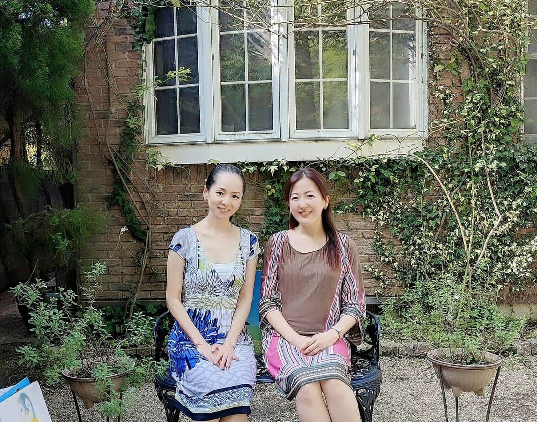 近藤淳子さんのインスタグラム写真 - (近藤淳子Instagram)「ホリプロの後輩アナウンサー前田真里さんと、数年ぶりの再会。  古民家イタリアンチポリーノ、明月院、葉祥美術館など大好きな北鎌倉を巡ってきました。  紫陽花が季節のはざまで迷子になってしまったのか、まだ必死に咲いていたのが印象的。    真里さんは、NY移住後、長崎と東京の二拠点生活をされています。  平和活動にも積極的に従事されて、様々な活動がメディアでも取り上げられています。  そして、念願のご出版が決まったそうです。もちろん商業出版です（←ここ大事）  ずっと真里さんの真摯な想いを伺ってきていたので、嬉しくて仕方ありません。未知の分野での芯の強い実現力、ただただ頭が下がります。  締め切りに追われている猛暑の中にお時間を作っていただいたことも、キュンときます。  長崎のお土産も沢山いただいて（しかも娘にも）、お気遣いに感謝。  素敵な後輩に恵まれて、私は幸せものです。  #前田真里 #ホリプロ #おめでとうございます @maedamari  @horipro_announcers_hap」9月17日 10時58分 - kondo_junko_