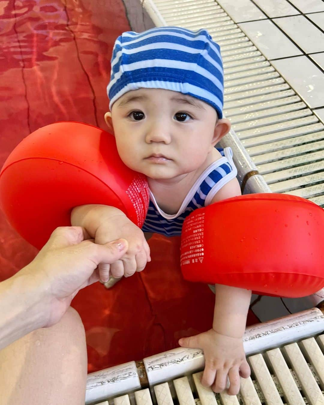 松永ちさとのインスタグラム：「夏のおわり🎐🌻🦟 家ではるんるんしてたのに笑 ずっとくっついてて怖がってた🐨 プールなれるといいなぁ🙄 好奇心でてきていたずらっこ期🎶 いたずら顔もう赤ちゃんじゃない💥 干したてのお布団がすきでにこにこさん 私もお風呂あがりにころんてするのすきだったなぁ と子供の頃にタイムスリップしたように思い出す♡♡ あと1ヶ月で1歳はやすぎる〜✨  #玄ノ進 #おでかけんのしん #10ヶ月ベイビー #11ヶ月突入 #蚊にさされ #いたずらっこ #プール怖がってた人」