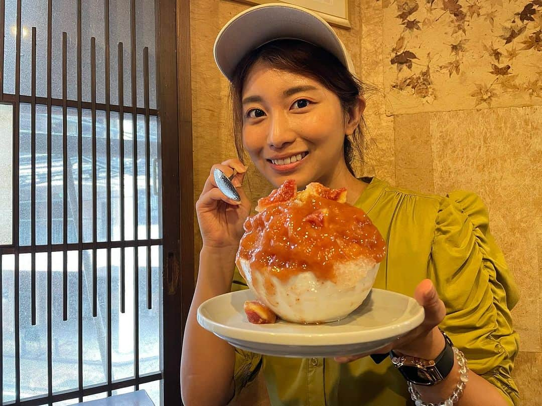 木村那津美のインスタグラム：「🍧 9月になってもまだ 日中は暑いから。  かき氷を求めて！行ってきました！  こちらは愛媛県松山市にあります 「あんから庵」 @ankara_ann   労働組合の出張で松山に行ったので、 近くのかき氷屋さん探して行ってみました☺️  季節のフルーツをたっぷり使ったかき氷など 種類がたくさんあって、 悩んだ結果、イチジクにしました🍧  そして、周り見渡してみると フルサイズは結構大きい！ ハーフでも充分楽しめると判断。 写真のものがハーフサイズですよ。びっくりでしょ。  イチジクの実とシロップがた〜〜ぷり！！ （多分シロップも自家製なんじゃないかな） 食べ応えありました😋 並んだ甲斐があったー✨✨  かき氷は夏限定で、 他の季節は和菓子の販売になるみたいなんだけど、 みたらし団子も白玉も美味しそうで気になりました👀  #松山#かき氷巡り」