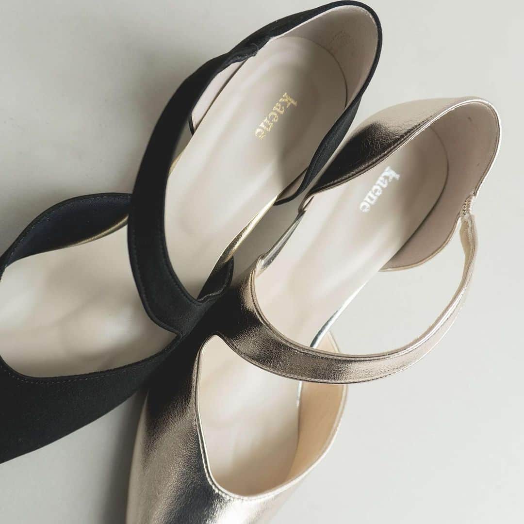 のインスタグラム：「- re stock -  🏷️Asymmetrical strap pumps /  アシメストラップパンプス_No.050018 ▪︎color : pink / black ▪︎size : 35 / 36 / 37 / 38 / 39  一部完売していたアシメストラップシューズが再入荷。  一般的なストラップパンプスとは違い、デザイン性を活かしてストラップ効果も共存させているので、足の形状的に、ストラップがないと靴が脱げやすい方にも、そうでない方にもおススメできる商品です。  #kaene #partyshoes  #occasionshoes  #結婚式コーデ  #ドレスコーデ」
