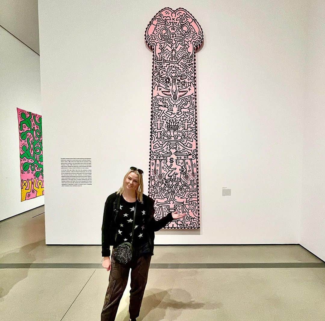 イリナ・ヴォロニーナさんのインスタグラム写真 - (イリナ・ヴォロニーナInstagram)「There’s a reason why we are married 😂 Next pic adds context.  Went to the Keith Haring exhibit today.  Well done. Met Keith in Konokke Belgium in 1987 and he drew on my denim jacket. A treasure of mine to this day. Such an incredible talent.」9月17日 11時14分 - irinavoronina