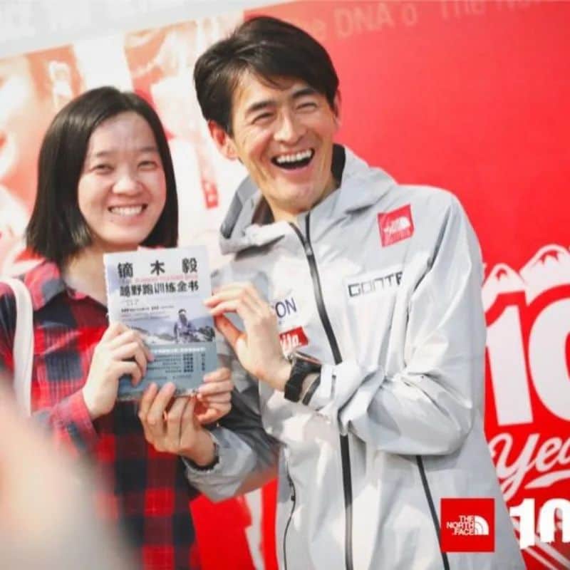 鏑木毅さんのインスタグラム写真 - (鏑木毅Instagram)「突然ですが来週訪中することが決まりました。 来週末 中国 北京で開催される 『THE NORTH FACE 100 TRAIL RELAY2023 』 に ゲスト ランナーとして出場 いたします。 14年前に 中国での初の本格的 トレイルランニング レースになった『THE NORTH FACE 100 』 に優勝 したことがきっかけとなり、 その後 講演会 や セミナーのため 定期的に 訪中 する機会を いただくことができました。コロナ禍により 4年以上 訪れることができませんでしたが 今回ご依頼をいただき 訪中 することになりました。 今年の ウルトラトレイルマウント フジでの 男女ともの 優勝や、またこの夏の utmb の 結果を見ても 中国選手の躍進は 目覚ましいものがあります。 その流れの一端を担えたことに 喜びを感じます。 まだまだ 本来の走りはできませんが 久々に会う 仲間たちとの再会を楽しみにしています。 #トレイルランニング #thenorthfacejapan #tnf_flighttokyo #tnfjp #thenorthfaceathlete #ザノースフェイス #goldwin #gontex #tnf100 #tnf100beijing #essサングラス #アスタビータスポーツ」9月17日 11時14分 - tsuyoshikaburaki