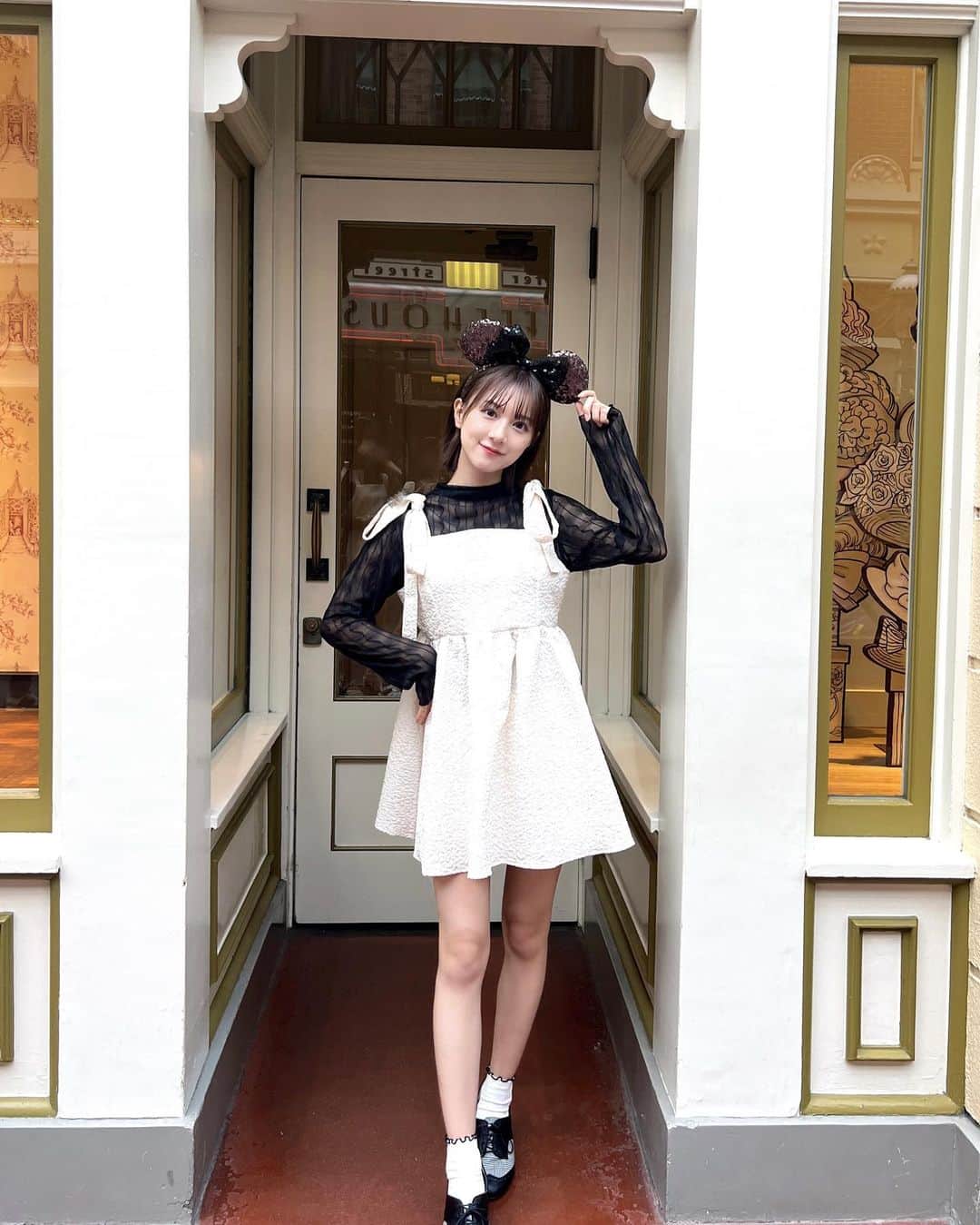 友恵温香のインスタグラム：「いっぱい投稿するね🫶  #ディズニー  #ディズニーランド  #disney  #disneyland  #モノトーン  #モノトーンコーデ  #ガーリーコーデ」