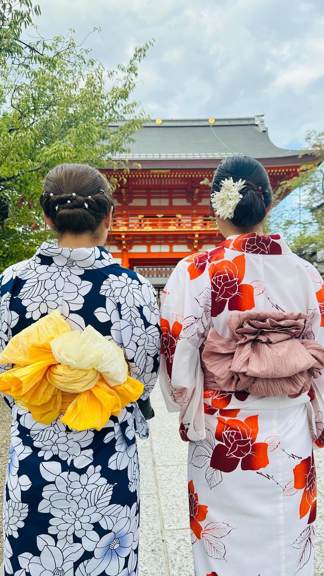 向田真優のインスタグラム：「⁡ 台風で一ヶ月延期になった京都旅🥰 人生で初めて人力車に乗りました😊🙌✨ 京都に来るのは小学校の修学旅行ぶりで、 凄く懐かしくて、やっぱり素敵な場所でした💕 修学旅行の時は八ツ橋のつまみ食いばっかりしてたけど、 今回は浴衣の帯がキツすぎて全然食べれなかった🤣🤣 ひかちゃんありがとう🥰🫶 ・ ・ #京都 #人力車」