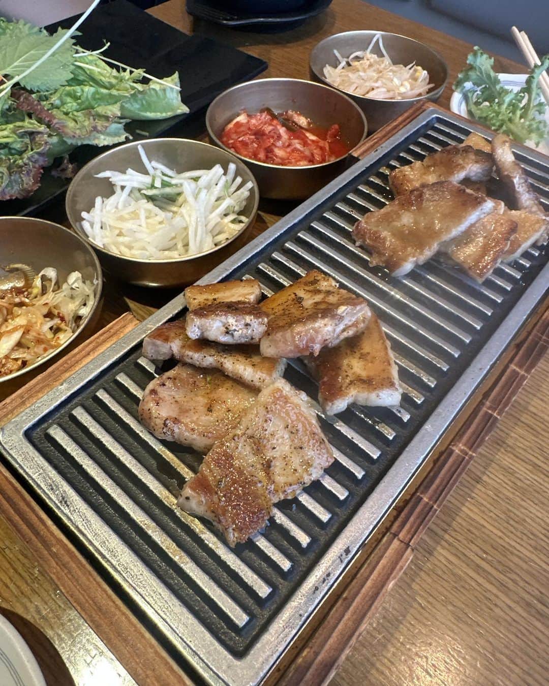 イトウジュン（タイ料理研究家）さんのインスタグラム写真 - (イトウジュン（タイ料理研究家）Instagram)「100分食べ放題のサムギョプサルを食べに訪問　マロニエゲート銀座1の中にある 【韓国料理サムギョプサルいふう】 @ifugza  なんと2618円 プレミアムプランは3168円 二つのコースの違いはプレミアムは10品の一品料理も食べ放題追加になるよ 飲み放題女性は1078円　男性は1628円  サムギョプサルは焼いてから出てきてくれるので、食べ放題でも時間短縮 サムギョプサルも4種類 ・スタンダード ・トリプルペッパー ・ケイジャンスパイス ・ガーリック&オニオン 食べ放題でも飽きない味の多さ ガーリックオニオンは特に美味しかった  ソースは5種類 ・韓国味噌(サムジャン) ・塩ごま油 ・激辛コチュジャンソース ・カオマンガイソース ・カレーソース  ★海鮮チヂミ 韓国海苔とイカゲソがたっぷり ★冷麺 出汁が効いてます ★あさりときのこのスンドゥブ アサリの出汁が濃くて美味しい  銀座で女子会はココしかない！と思います。 野菜も彩りが良いので体に良さそうです。 ランチタイムはスタンダードプランのみだそうです  #銀座食べ放題 #銀座一丁目グルメ  #銀座食べ放題飲み放題 #サムギョプサル食べ放題 #サムギョプサル専門店  #韓国料理 #韓国料理サムギョプサルと野菜いふう  #いふう  #マロニエゲート銀座  #大食い女子  #銀座グルメ  #サムギョプサル  #銀座女子会 #銀座ランチ #銀座ディナー #銀座コスパグルメ  #コスパグルメ」9月17日 11時18分 - junito.13