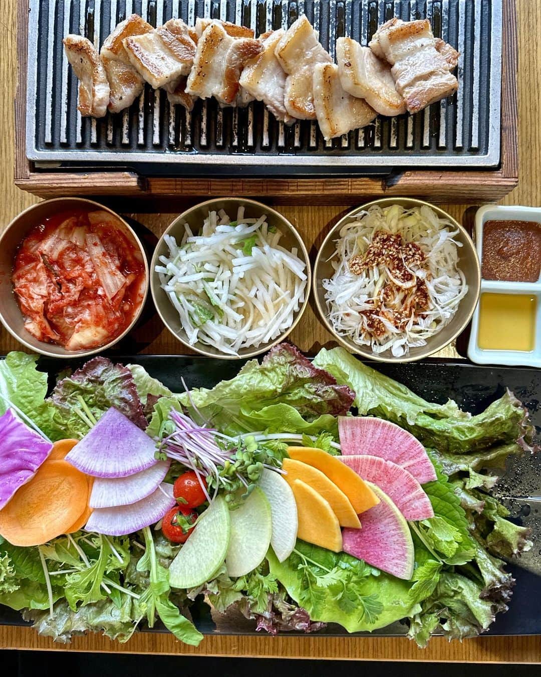 イトウジュン（タイ料理研究家）さんのインスタグラム写真 - (イトウジュン（タイ料理研究家）Instagram)「100分食べ放題のサムギョプサルを食べに訪問　マロニエゲート銀座1の中にある 【韓国料理サムギョプサルいふう】 @ifugza  なんと2618円 プレミアムプランは3168円 二つのコースの違いはプレミアムは10品の一品料理も食べ放題追加になるよ 飲み放題女性は1078円　男性は1628円  サムギョプサルは焼いてから出てきてくれるので、食べ放題でも時間短縮 サムギョプサルも4種類 ・スタンダード ・トリプルペッパー ・ケイジャンスパイス ・ガーリック&オニオン 食べ放題でも飽きない味の多さ ガーリックオニオンは特に美味しかった  ソースは5種類 ・韓国味噌(サムジャン) ・塩ごま油 ・激辛コチュジャンソース ・カオマンガイソース ・カレーソース  ★海鮮チヂミ 韓国海苔とイカゲソがたっぷり ★冷麺 出汁が効いてます ★あさりときのこのスンドゥブ アサリの出汁が濃くて美味しい  銀座で女子会はココしかない！と思います。 野菜も彩りが良いので体に良さそうです。 ランチタイムはスタンダードプランのみだそうです  #銀座食べ放題 #銀座一丁目グルメ  #銀座食べ放題飲み放題 #サムギョプサル食べ放題 #サムギョプサル専門店  #韓国料理 #韓国料理サムギョプサルと野菜いふう  #いふう  #マロニエゲート銀座  #大食い女子  #銀座グルメ  #サムギョプサル  #銀座女子会 #銀座ランチ #銀座ディナー #銀座コスパグルメ  #コスパグルメ」9月17日 11時18分 - junito.13