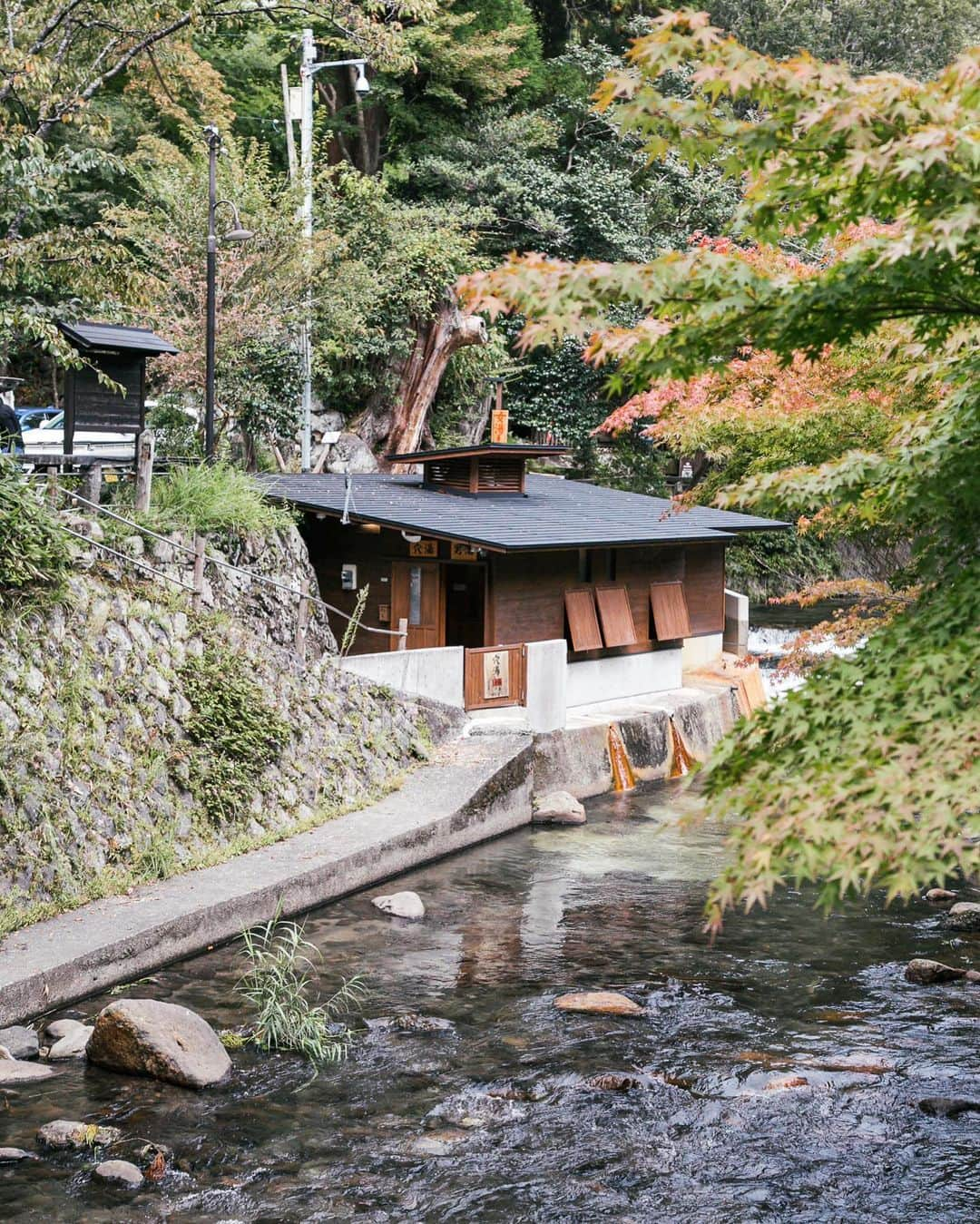 黒川温泉さんのインスタグラム写真 - (黒川温泉Instagram)「二十四節気の「白露」。9月の三連休の中日の黒川温泉街は、朝から多くのお客様で賑わっています。 令和2年7月豪雨災害で被害を受けた田の原川沿いの共同浴場”穴湯”。令和4年1月30日より営業を再開しました。新しい共同浴場は男女の湯船が分かれております。 入浴時間は6:00〜21:00まで。入浴料は町外の方は200円となります。入口にある料金箱に入れてご利用いただくシステムになっています。 黒川温泉にお越しの際は、ぜひ共同湯にもお立ち寄りください。 ＊入湯手形はご使用できません  #黒川温泉 #温泉 #阿蘇 #露天風呂 #南小国 #共同浴場 #旅館  #湯めぐり #温泉めぐり #hotsprings #ryokan #japantrip #Japanesestyleinn #satoyamalandscape #onsenryokan #kurokawaonsen #aso #satoyama #onsen #旅傘2023 @visitkurokawa」9月17日 11時21分 - kurokawaonsen