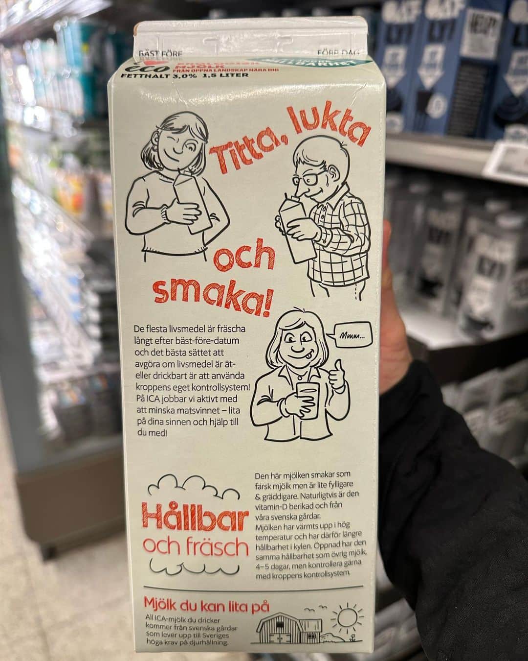 末吉里花のインスタグラム：「まだしばらく、スウェーデンネタいれます😂 スウェーデンは、メーカーが商品そのものをコミュニケーションツールとして利用している例をよく見かけました。私が一番好きなのはこちら。  オーガニック牛乳の裏側には 「見て、嗅いで、味わってみて」  パッケージには消費期限が書いてあるものの、実際には消費者が判断すれば良い、というメッセージ。つまり、食品ロスを削減するための工夫です。  消費者にとっても、まだ飲めるのに捨てなくていいので良いですよね。  そうです。企業はこうしたコミュニケーションを通じて、押し付けがましくなく、消費者の教育者になれるのです！  10月8日にエシカル・コンシェルジュ講座で、ジャーナリストの井出留美さんのお話が聞けます！ 単発申し込み期日は10月1日まで。 知っているのと知らないのでは大きな違い！ ぜひご参加ください🙇‍♀️ 私のプロフィールリンクから🔗  https://ethical-concierge.net/items/64b9064a9dd503002dc60134  #sweden #sustainability #ethical #スウェーデン #サステナブル #サステナビリティ #エシカル #エシカル消費」