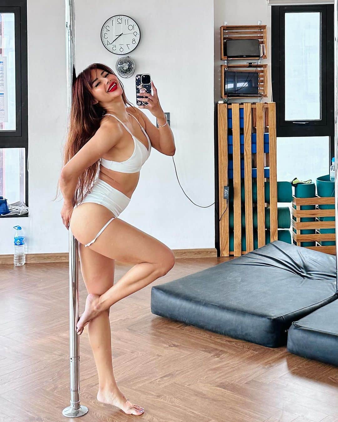 April Imanさんのインスタグラム写真 - (April ImanInstagram)「So happy to be back on the pole🤍🤍🤍 Let’s get some new bruises let’s gooooo🤪🥳 . . . . #apriliman #poledance #poler #poledancer #poletrick #polewear #polefitness #strengthtraining #strongwomen #staystrong #flexibilitytraining #flexibilty #dancer #splits #pdsplits #pdtricks #pdflow #poleflow #poledancelife #hanoipolemania #polesplits #polewear #poleclothes #whiteoutfit #whiteclothes #happygirl #smileygirl #happyme」9月17日 11時29分 - april_iman