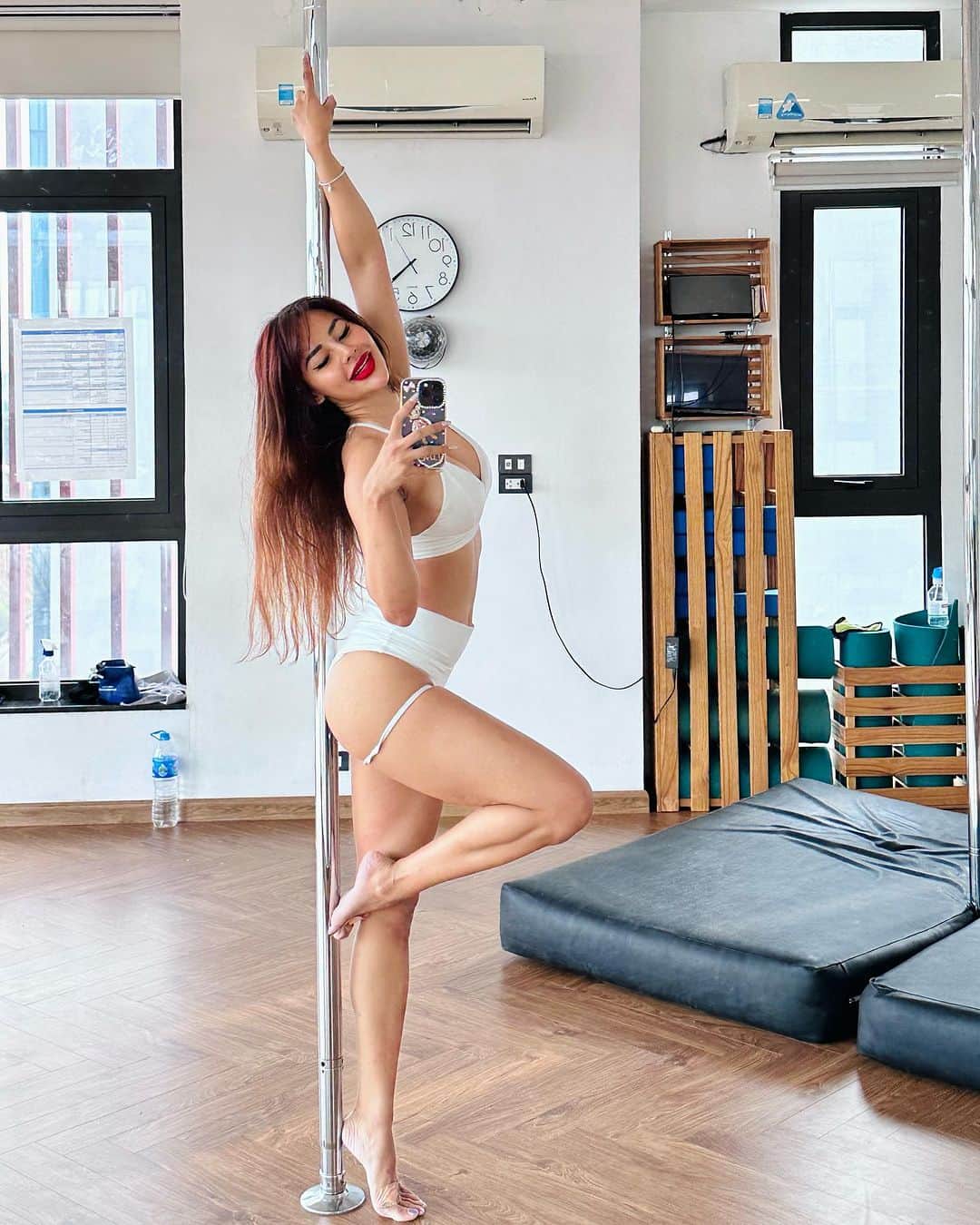 April Imanさんのインスタグラム写真 - (April ImanInstagram)「So happy to be back on the pole🤍🤍🤍 Let’s get some new bruises let’s gooooo🤪🥳 . . . . #apriliman #poledance #poler #poledancer #poletrick #polewear #polefitness #strengthtraining #strongwomen #staystrong #flexibilitytraining #flexibilty #dancer #splits #pdsplits #pdtricks #pdflow #poleflow #poledancelife #hanoipolemania #polesplits #polewear #poleclothes #whiteoutfit #whiteclothes #happygirl #smileygirl #happyme」9月17日 11時29分 - april_iman