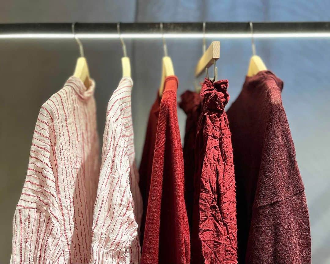 のインスタグラム：「•  pas de calais  New   Rose dye Zakuro dye  #pasdecalais  #pasdecalais_offical_jp  #パドカレ #red #23aw #item #fashion」