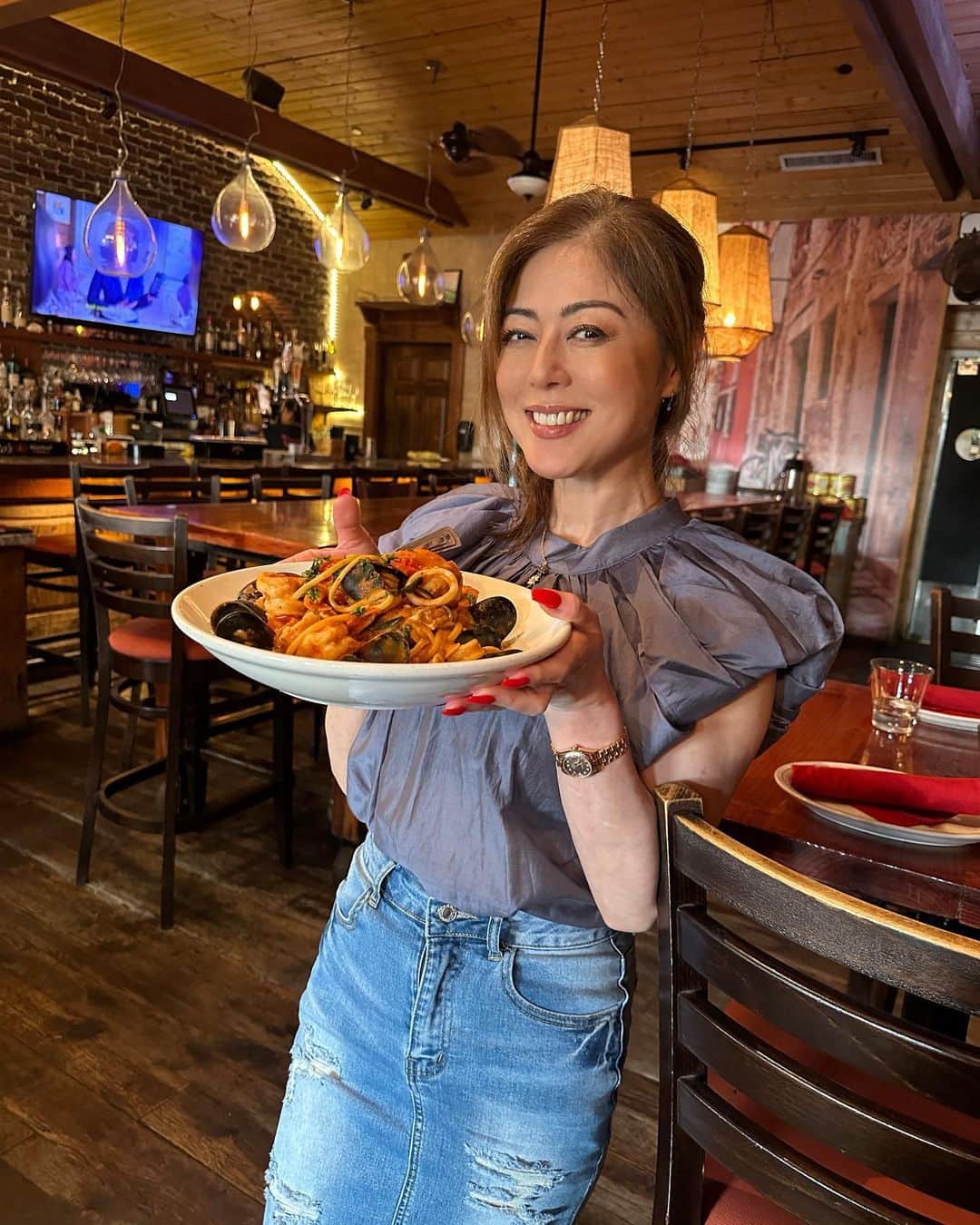 のインスタグラム：「. 私の一番好きなパスタは シーフードのトマトソース🍅！ お友達が撮ってくれました。 良い週末をお過ごしください💜💜💜  #pasta #seafood」