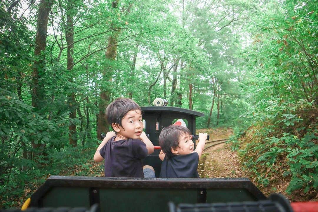 Canon EOS Kiss公式［with Kiss］のインスタグラム：「.@k.shocco さんからの一枚。 「ずっと乗りたい乗りたい行ってた汽車🛤  乗れてよかったね😊」 . ★KissユーザーとEOS R50ユーザーの皆さんの写真をご紹介！ . キヤノンEOS Kissで撮られた写真に 「 #Kissカメラ 」をつけて投稿いただいた 皆さまの写真をご紹介します。 . キヤノンEOS R50で撮られた写真に 「 #Kissカメラ 」に加え、「 #EOSR50 」をつけて 投稿いただいた皆さまの写真をご紹介します。 . #eoskiss シリーズのミラーレスカメラ「EOS Kiss M2」。 小型・軽量ながら人物の「瞳」を追いかける瞳AF機能を搭載するなど、 動き回るお子様の撮影でも、大切な一瞬を逃しません。 . 一眼レフKissでは、「EOS Kiss X10i」が好評発売中！ Kissシリーズの【かんたん、きれい、コンパクト】をEOS Rシステムとして実現した「EOS R50」が好評発売中！ . . #EOSKissM2 #EOSKissX10i #EOSKissX10 の詳細は、 本アカウントのプロフィール（ @with.kiss ）のURLから。 . #EOSKissM2 #EOSKissX10i #EOSKissX10 #EOSR50 #KissisMyLife #eoskiss #withkiss #キヤノン #canon #eos #kissカメラ #育児 #子育て #親ばか #こども #子供 #写真」