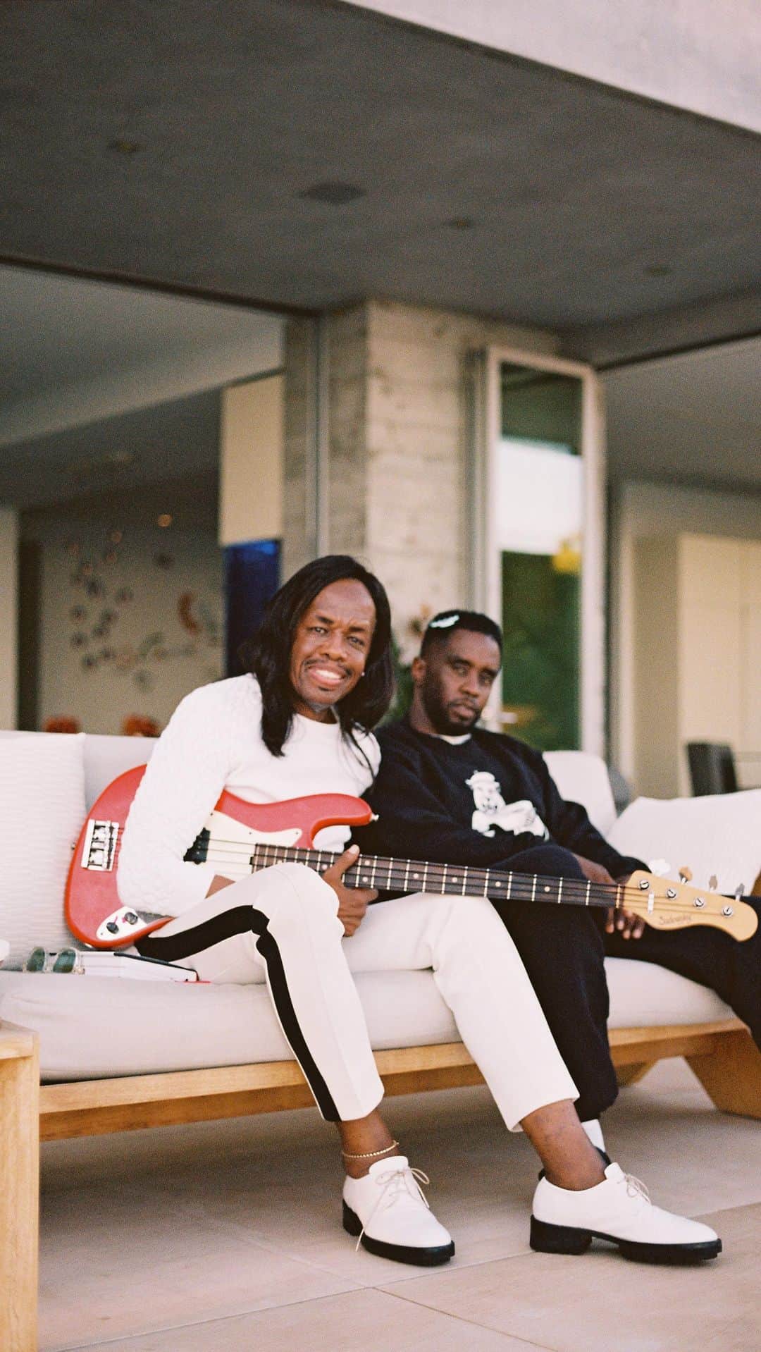 ディディのインスタグラム：「THE LEGENDARY @VERDINE_WHITE  OF EARTH, WIND & FIRE ON “BROUGHT MY LOVE” LADIES & GENTLEMEN!!   THE LOVE ALBUM : OFF THE GRID, THE #1 R&B ALBUM IN THE COUNTRY!   STREAMING NOW ON ALL MUSIC PLATFORMS」