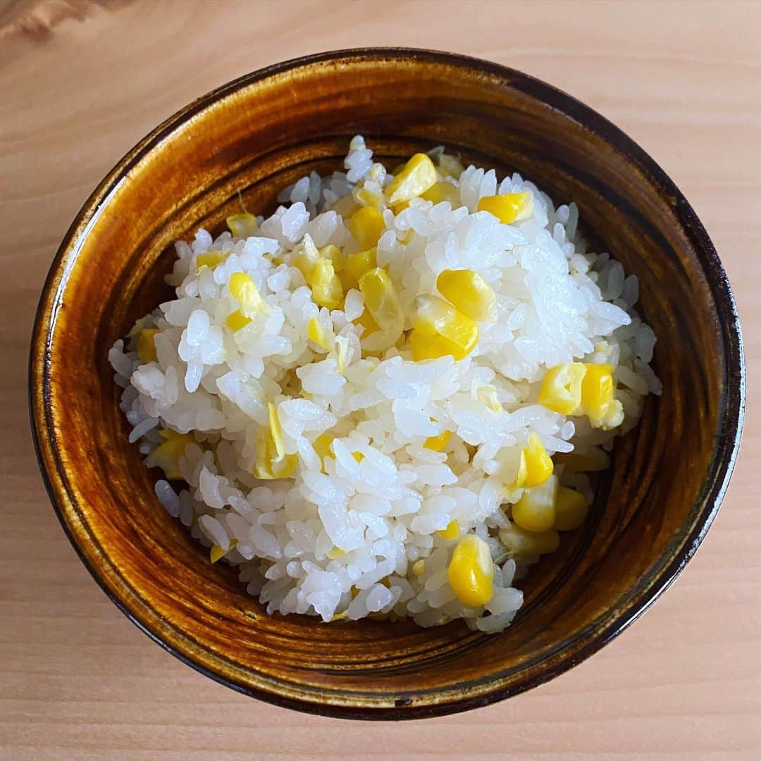 のインスタグラム：「少し前ですが、弘前からのひと粒ひと粒が宝石みたいでとても甘いとうもろこし嶽きみで連日のとうもろこしご飯🌽 そして、これも宝石💎 島根からのシャインマスカット🍇 今年は粒が大きくて葡萄とは思えないほどの果汁で、いつもはシャインマスカットのレアチーズケーキを作ったりしてたのですが、そのままであっという間に食べてしまいました笑 旬の美味しいもので幸せにしてもらって本当にありがとうです。」