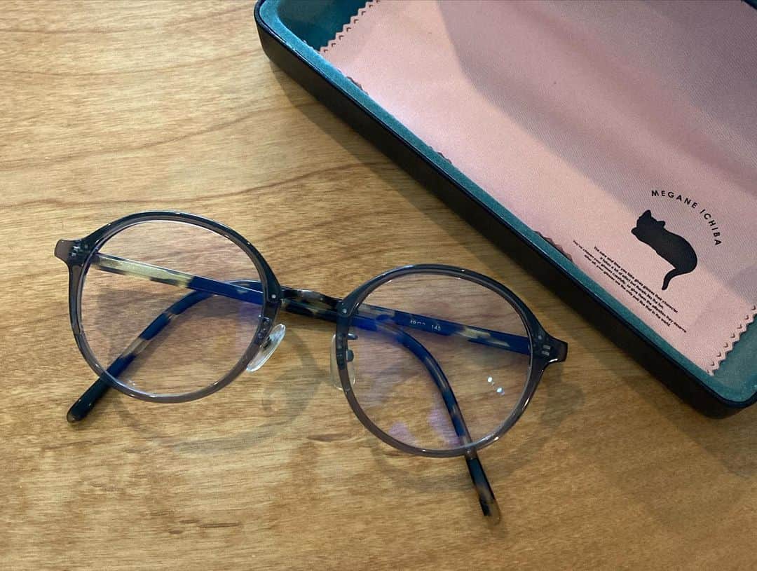 chai0219さんのインスタグラム写真 - (chai0219Instagram)「この前、新しい眼鏡を作りましたが 旅のおともには 使い慣れたこの子を連れて行きました！  基本的に眼鏡やサングラスが似合わない人だと思っています😂が 眼鏡がないとやってけないお年頃です。  もう随分前になりますが 眼鏡市場さんで見つけたこのフレームはお気に入り❤︎ ノーブランドのものだったけど色違いで買っておけば良かったと思うぐらいです。 また素敵なフレームに 出会えますよーに🙏  #眼鏡市場アンバサダー」9月17日 11時43分 - chai0219