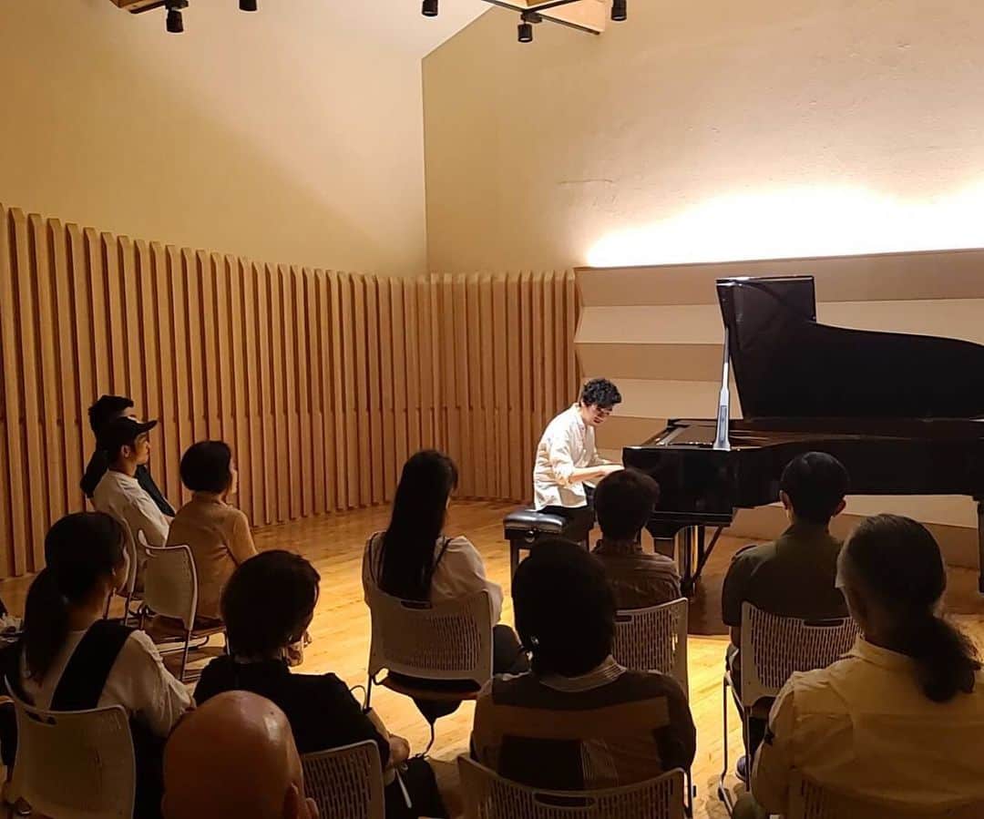 のインスタグラム：「14日は4年ぶりの宮崎サルマンジャーで演奏。 相変わらずスタインウェイとホールの響きが素晴らしかった。 平日なのにたくさんのみなさんに来ていただいて… それもこれも、主催いただいたThe Gift of Music 今村さつきさん、サルマンジャーの香川親娘がこの日をセッティングしてくださったから。 そして来てくださったみなさん、ありがとうございました！  打ち上げは市内のバーで。 そしてサプライズまで！！  誕生日ケーキには花火までついてて、切り分けるのに邪魔になるかなと火の消えた花火を抜こうとして熱っ！ってなった😅勉強になります。  また、宮崎に来れますように。。」