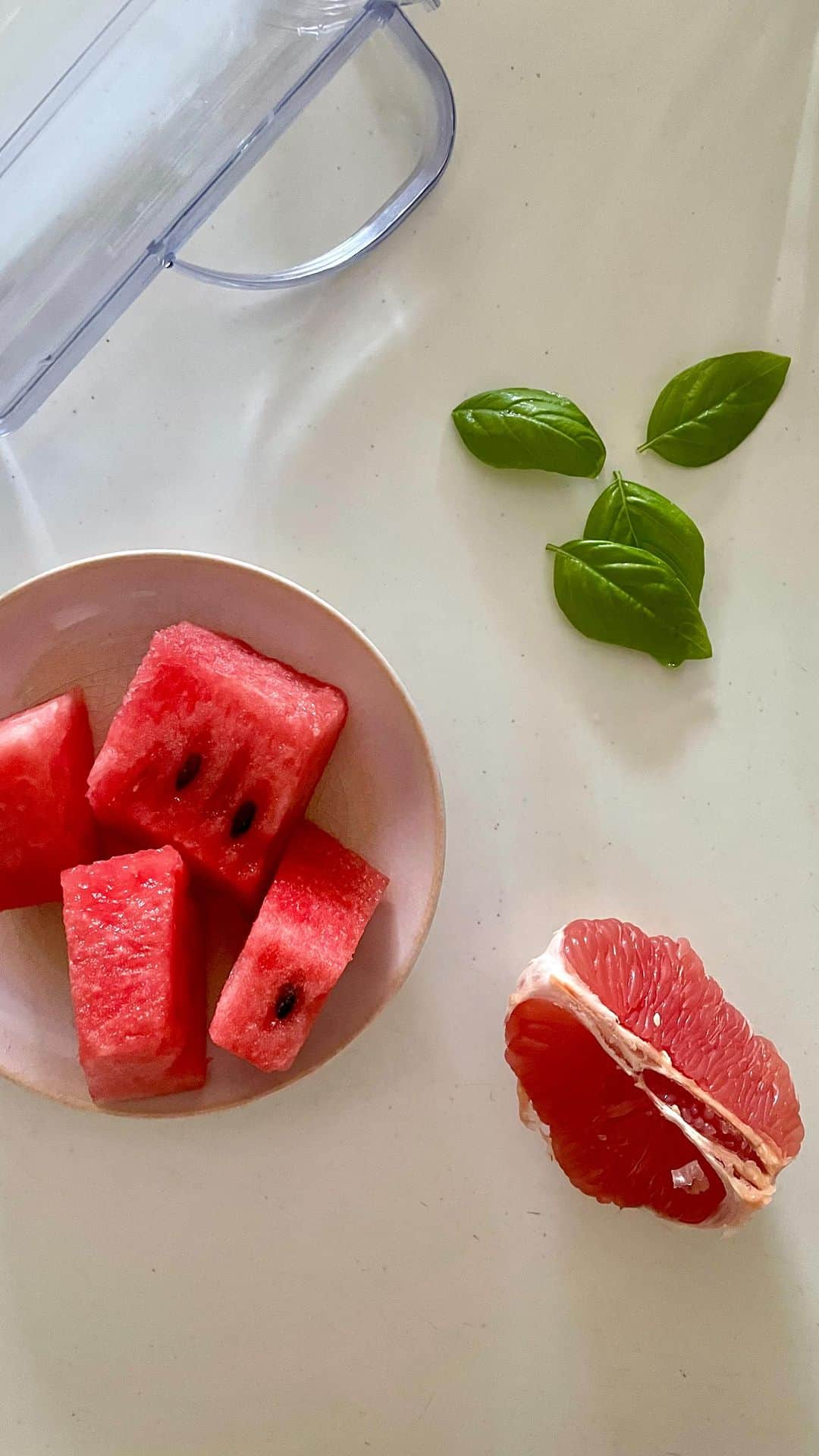 芝彰子のインスタグラム：「🍉🌿  watermelon pink grapefruit basil  お家でぐんぐん育ったバジル🌿たちを スムージーに入れてみたくて りえさんに聞いたら教えてくれたおすすめ🧑‍🍳💕  朝からすっきり爽やかなスムージー✨ さすが！♡  #smoothie #watermelonsmoothie #summervibes  #summerdrinks #smoothierecipes  #スムージーレシピ　#すいかのスムージー」