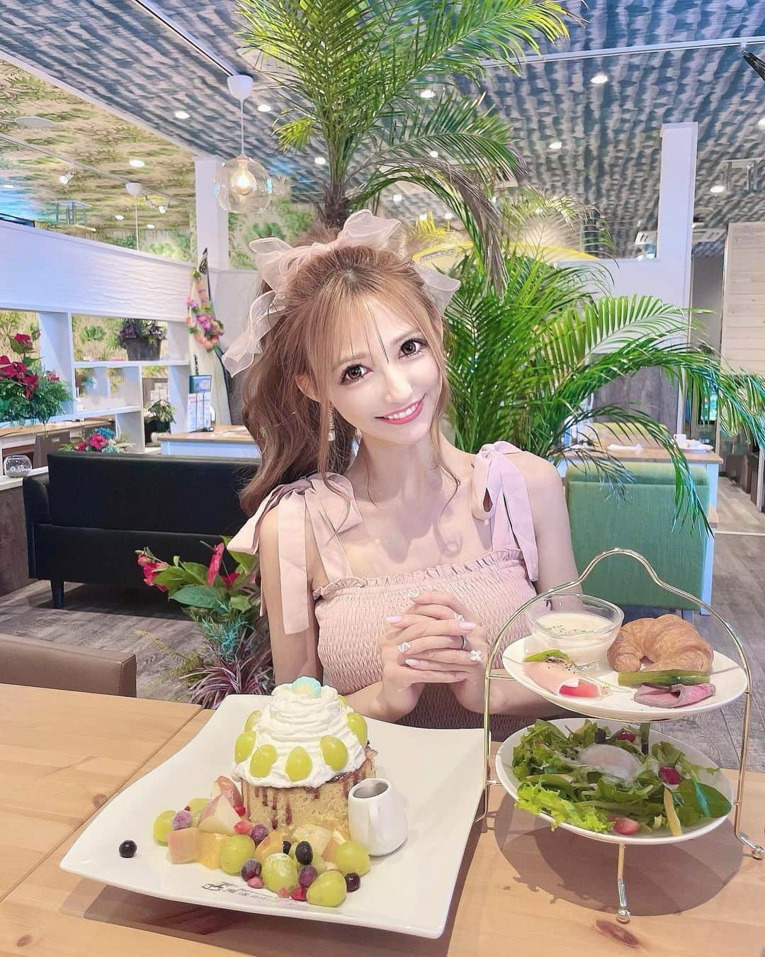 寿リリカのインスタグラム：「♡ 年中ハワイ気分が味わえるCafe🌺 ♡ シャインマスカットのパンケーキ美味しかったよぉ🥞😋💚💚 上は焦キャラメルでカリカリで下はしっとりパンケーキ🥰 ♡ 前菜がティースタンドでかわいかったぁ😍🫶 サクッとパイからほっかほかパスタが登場🍝💕 前菜パスタセットのもうひとつはアヒージョにしたよ😋 ♡ 焦キャラメルラスクのテイクアウトもあって美味しかったぁ😋❤️ 店内もハワイアンで楽しかったよ〜🌺 ♡ 次のモンブランパンケーキも気になる😋 ♡ PR @hawaiiancafe1 #魔法のパンケーキ #愛知パンケーキ #愛知スイーツ #東海グルメ #東海スイーツ #東海カフェ #愛知カフェ」