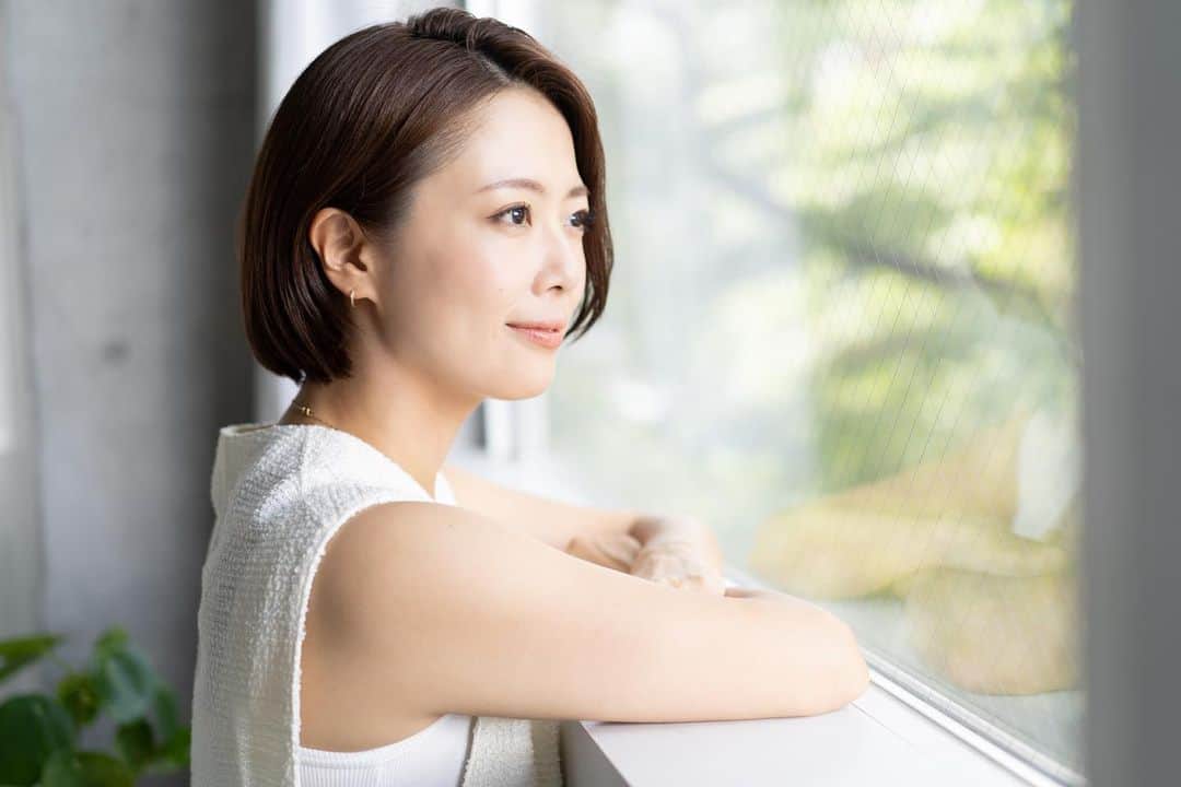 大和田美帆のインスタグラム：「. (※えってくらい長いです。)  今日はデビュー記念日。  記念日と言ってもこれまでは特になんの感情もなく、淡々と過ごしていたのですが  今年はなんだかとても感慨深いのです。  気がついたら２０年経っていました。  ２０年前の今日、ミュージカルPURE LOVEでデビューしました。  天王洲アイルにある 当時はアートスフィアと呼ばれていた劇場で。  紅虎餃子房でバイトしながら日芸に通う大学２年生でした。  小池修一郎さんにオーディションでヒロインに選んでいただきましたが、自分としては、思うように歌えず芝居できず、とにかく不甲斐ない思いをしました。  演劇ファンだったからこそ、 自分の実力不足ははっきりと分かっていました。  ご観劇いただいた方々から、 2世の七光りであることを指摘されました。  お恥ずかしながら、 七光りという言葉すら知らず辞書で調べた私。  本人はその時まで、周りが思ってるほど自分を誰かの娘だと感じながら生きてはいなかったのです。  私は私だと思っていたから。  すごくショックでした。  自分の未熟さが嫌になり、このまま辞めてしまおう。とさえ思いました。 努力したくてもその方法も分からなかった時期です。  でも、あの時辞めなかったのは、辞められなかったのは、 ただの「好き」という気持ちが「悔しい」に変わってくれたからだと思います。  いつか認められたい。 親の七光り(うちの場合は１４光り)と言われなくなるまで頑張りたい。  その後オーディションに受かるたびに「七光り、コネ合格」 と言われ続けていましたが、気づけばいつからか何も言われなくなったような気がします。  いつからか分からないけれど 自分が気にしなくなった時期があったのかもしれません。 七光りと言われたくないという気持ちが大きなエネルギーになったのは否めない事実。厳しいご意見のおかげです。  ここまで続けられたのは 結局のところ演劇が好き、という思いと 素晴らしい先輩方との出会いのおかげだと思います。  舞台のあと、楽屋に戻ると、血管の中の細胞がザワザワと動いてるのを感じて、「生きてる！」と思える。 これは２０年変わらない現象です。このお仕事が好きでたまらないんです。  ２０代で中村勘三郎さん、森光子さんとご一緒できたのは大きかった。  お二人の、心がびゃんびゃん動いてるお芝居を袖から毎回見ていました。今もその角度からのお二人の姿を鮮明に思い出せます。 お二人がポロポロ涙を流しながら本当に思ってるようにしか見えないお芝居を毎回されてるのを見て、 私も毎回泣いていました。共演者なのに昨日も見たのに泣いてしまうんです。  「こんなお芝居ができる人になりたいなぁ」  お二人だけでなく、どの舞台でも、そう思える先輩や後輩が必ずいて、その側にいられたことは、何よりも光栄で幸福なことでした。  それにしても驚きなのは２０年経って まだ、役に向き合って一生懸命にやることに必死で、挑戦と失敗の繰り返しなところ。  経験を積んだら、もっと自分に自信を持ってこれだ！と演じられるのかと思いきや、  これでいいのかな。もっと良い表現のチョイスはないかな、と自問自答の日々。  そのあたり全く成長できていない感じもしますが、  大好きな先輩たちもいつも稽古場でもがいてて、悩んでて、考えてて挑戦してて。時に失敗したりする姿を見せてくださっているので。  私もこのまま、 一つ一つのお仕事を精一杯努めることで、前に進んでいくのだと思います。  ２０年経って今も舞台に立ててることは 本当に幸せなことです。  今演じているのは、2世であることに悩むハリーポッターの息子アルバスの母親役です。  20周年の今年、この役を演じられること、 とても意味があると思っています。 　 「好きでハリーポッターの息子になったわけじゃない！」  彼の気持ちが痛いほど分かり、客席から観た時にはアルバスに感情移入しすぎて、ずっと閉まっていた箱を開けられたような感覚になって、心動かされて涙が止まりませんでした。  彼の良き理解者である、母親ジニー役ができて本当に嬉しいです。  2世であることを気にしてた自分、 気にしてません！って言いながらずっと強がってた自分、 そして本当に気にしていない今の自分、 とにかく自分と向き合うことのできる作品です。  ロングラン公演、精一杯努めます。  あー長くなった長すぎる  でももっと話したい  続きは今夜の大和田祭り 限定Instagramでの インスタライブで^_^  みなさんの質問に答えたり デビューから作品を振り返ったりハリポタの話をします。  @ohwada.matsuri   20周年記念、１年限定ファンクラブ 大和田祭りメンバー限定Instagramです。 登録方法はプロフィール欄URLから。 ご参加お待ちしています。」