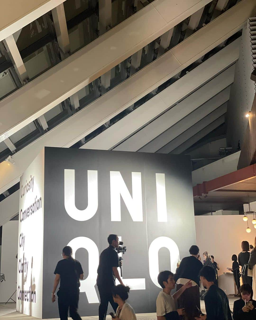 木下ココさんのインスタグラム写真 - (木下ココInstagram)「UNIQLOから新ウィメンズラインUNIQLO： Cが誕生🤍🖤 ・ アンダーズのルーフトップで行われたローンチでは、シチュエーションに合わせたルックを来たモデルさん達が至る所に👀✨ ・ 素敵なニューコレクションから私が着用したのは、カシミアクルーネックショートセーターとアジャスタブルボアバケットハット🧢🧶 ・ カシミア100%のセーターはシックなグレーを🩶肌触りも柔らかで（今は汗ばむ程ですが）薄手なのにとっても暖かいので、アンサンブルで着回せば秋からも充分暖かく過ごせそう🍂 ・ バケハは暑くて途中から脱いでいましたが、 柔らかくてシワにならずに折り畳めたので 持ち歩きや着脱の際にとっても便利でした🫶🏻 ・ ブラックのボア素材は防寒にも最適で合わせやすく、 この日のようなシンプルなコーデの日には 良いアクセントになりますよね☺️♡ ・ エフォートレスで洗練されたスタイルが印象的だったUNIQLO：C。都会の日常から田舎で過ごすリラックスした週末まで、さまざまなシーンにとけこむエレガントで心地よいデイリーウェアの提案は、今の女性の生き方を投影したワードローブそのもの🏙️🪻🪻 ・ デザイナーのクレア・ワイト・ケラーが手がけるユニクロ：シーは9/15から展開されているそうなのでみんなも是非チェックしてみてね☑️ ・ ・ ・ @uniqlo_jp  @uniqlo  ・ ・ #uniqlo  #uniqloc #launch #party #fashion #ootd #ユニクロシー #ユニクロ　#秋服 #大人　#カジュアル #エフォートレス　#シック #木下ココ」9月17日 11時45分 - cocot_chan