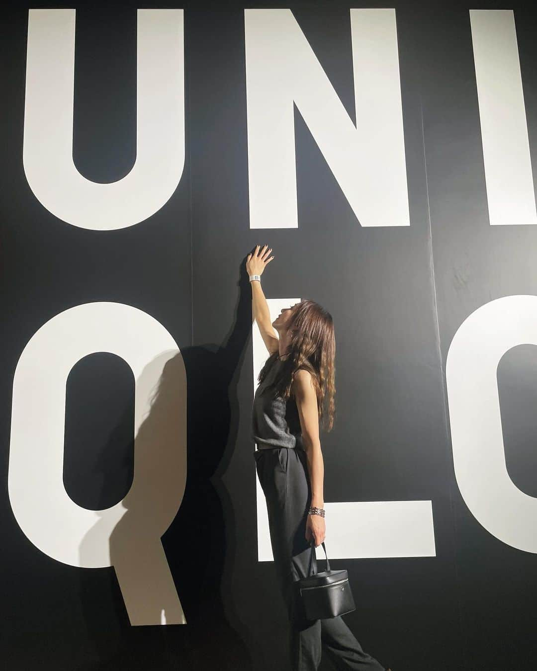 木下ココさんのインスタグラム写真 - (木下ココInstagram)「UNIQLOから新ウィメンズラインUNIQLO： Cが誕生🤍🖤 ・ アンダーズのルーフトップで行われたローンチでは、シチュエーションに合わせたルックを来たモデルさん達が至る所に👀✨ ・ 素敵なニューコレクションから私が着用したのは、カシミアクルーネックショートセーターとアジャスタブルボアバケットハット🧢🧶 ・ カシミア100%のセーターはシックなグレーを🩶肌触りも柔らかで（今は汗ばむ程ですが）薄手なのにとっても暖かいので、アンサンブルで着回せば秋からも充分暖かく過ごせそう🍂 ・ バケハは暑くて途中から脱いでいましたが、 柔らかくてシワにならずに折り畳めたので 持ち歩きや着脱の際にとっても便利でした🫶🏻 ・ ブラックのボア素材は防寒にも最適で合わせやすく、 この日のようなシンプルなコーデの日には 良いアクセントになりますよね☺️♡ ・ エフォートレスで洗練されたスタイルが印象的だったUNIQLO：C。都会の日常から田舎で過ごすリラックスした週末まで、さまざまなシーンにとけこむエレガントで心地よいデイリーウェアの提案は、今の女性の生き方を投影したワードローブそのもの🏙️🪻🪻 ・ デザイナーのクレア・ワイト・ケラーが手がけるユニクロ：シーは9/15から展開されているそうなのでみんなも是非チェックしてみてね☑️ ・ ・ ・ @uniqlo_jp  @uniqlo  ・ ・ #uniqlo  #uniqloc #launch #party #fashion #ootd #ユニクロシー #ユニクロ　#秋服 #大人　#カジュアル #エフォートレス　#シック #木下ココ」9月17日 11時45分 - cocot_chan