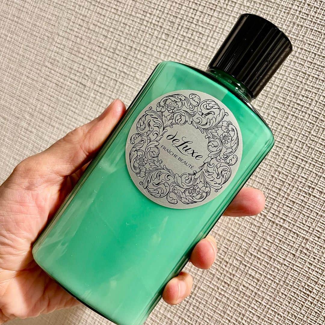 池田有希子のインスタグラム：「はるかが緑のドルックスを買ってきてくれました！洗面所の鏡裏の化粧品棚、ほぼ朝と晩しか目にする事はないけど、この見事な昭和レトロゴージャスなラインナップに毎回うっとりしてしまうっ😍」