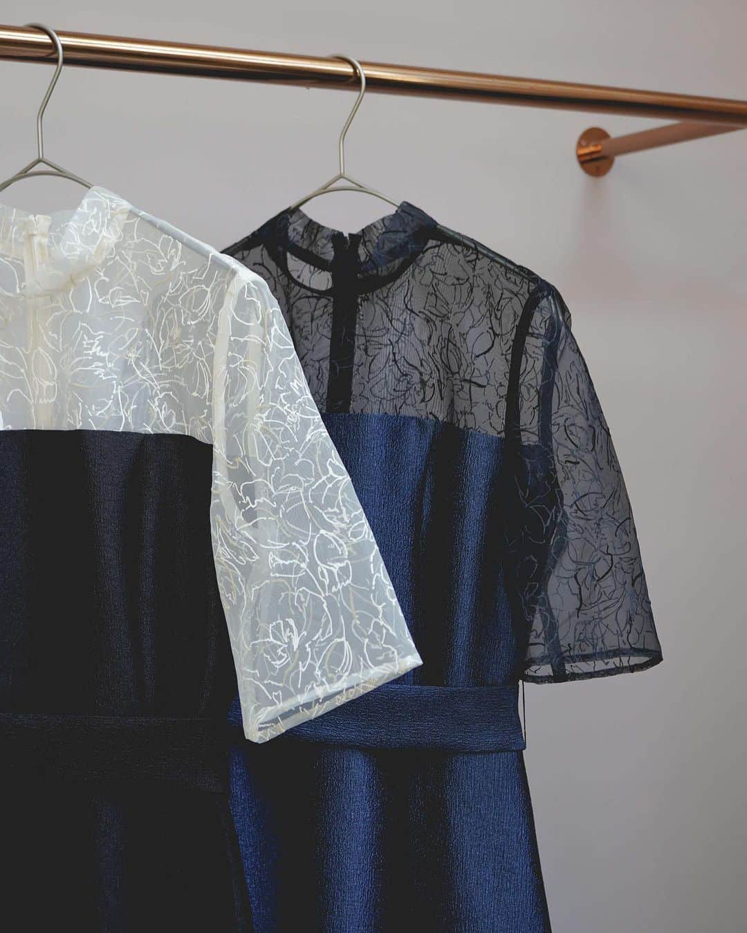 のインスタグラム：「- new -  🏷️ Lame jacquard combination dress / ラメジャガードコンビドレス_No.100897 ▪︎color : off×black / navy ▪︎size : 34 / 36 / 38 ▪︎model : 160cm ( size34 )  🏷️All pearl bag / オールパールバッグ_No.040113 ▪︎color : off white / black ▪︎size : FREE  🏷️ Short random fresh pearl earrings / ショートランダムフレッシュパールピアス_No.031826 ▪︎ color : off white  ▪︎size : FREE coming soon...  #kaene #occasionwear  #weddingdress」