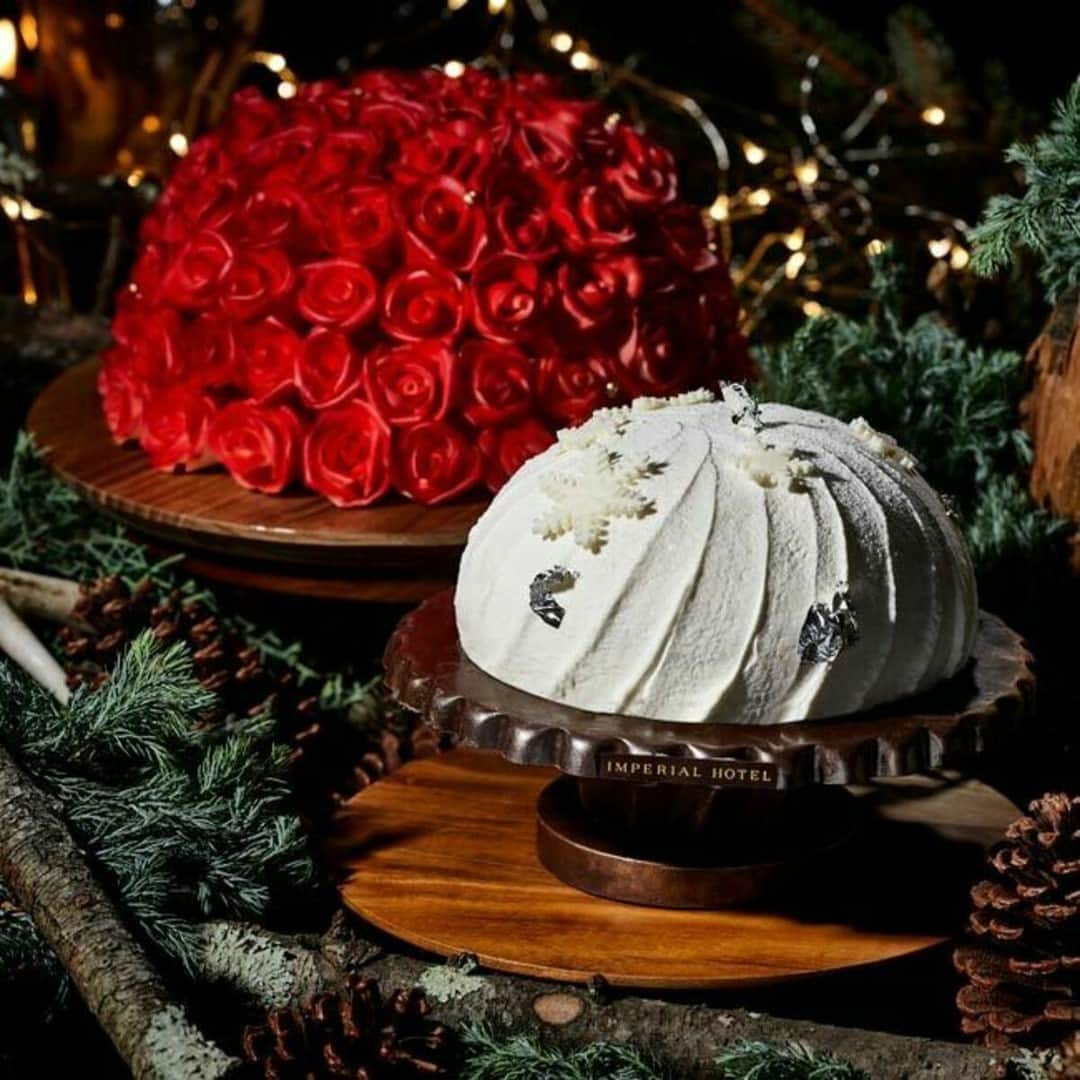 オズモール編集部さんのインスタグラム写真 - (オズモール編集部Instagram)「. 赤いバラのロビー装花を模ったケーキや、黒トリュフのチョコレートケーキなど🍰💗 きらめくクリスマスシーンにふさわしい、上質な味わいクリスマスケーキを🎅🏻✨ . ----------- 「クリスマスケーキ」 ▪引き渡し場所 「帝国ホテル 東京」本館1F 宴会ロビー @imperialhotel_jp_official 帝国ホテルプラザ 東京 1F ホテルショップ「ガルガンチュワ」 東京都千代田区内幸町1-1-1 帝国ホテルプラザ 東京 1F  ▪予約期間 2023/10/16（月）～お受取り日の5日前 18:00まで　 ※ホテルの会員は10/2（月）より先行予約 ----------- . 詳しくは「OZmall　帝国ホテル 東京　クリスマスケーキ」で検索してみてくださいね。 クリスマスケーキの情報をもっと見たい人は @ozmall_editors をチェック！ . 写真提供/帝国ホテル 東京 . #オズモール #日比谷駅 #クリスマスケーキ #クリスマス #東京クリスマスケーキ #クリスマスケーキ2023 #帝国ホテル東京」9月17日 12時02分 - ozmall_editors