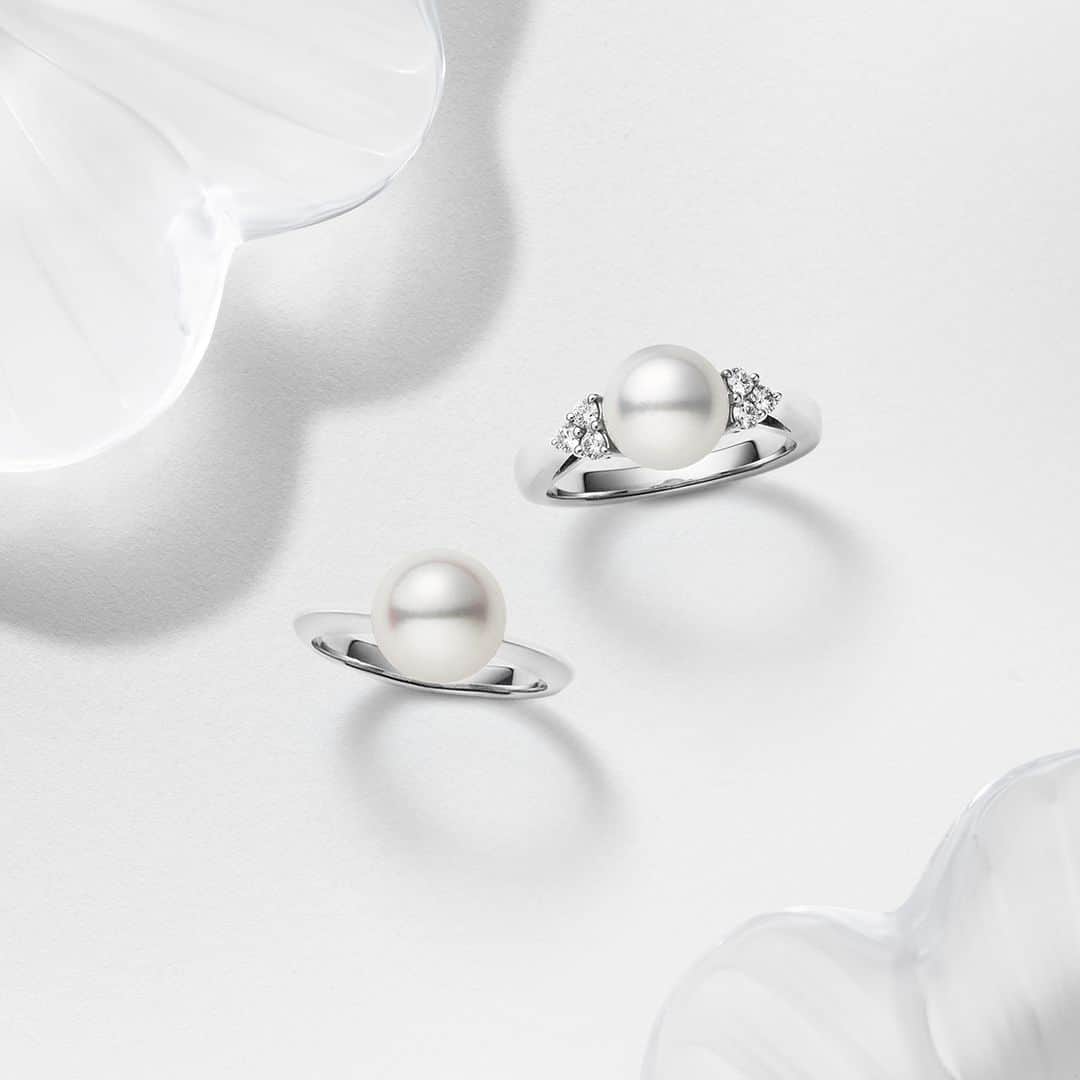Mikimotoのインスタグラム：「Also known as the dewdrops of the moon, pearls exude a unique mystical allure, perfect for an engagement ring.  “月の雫”とも呼ばれるパールをエンゲージリングに。神秘の輝きに想いを込めて。  #MIKIMOTO #ミキモト #MikimotoBridal」