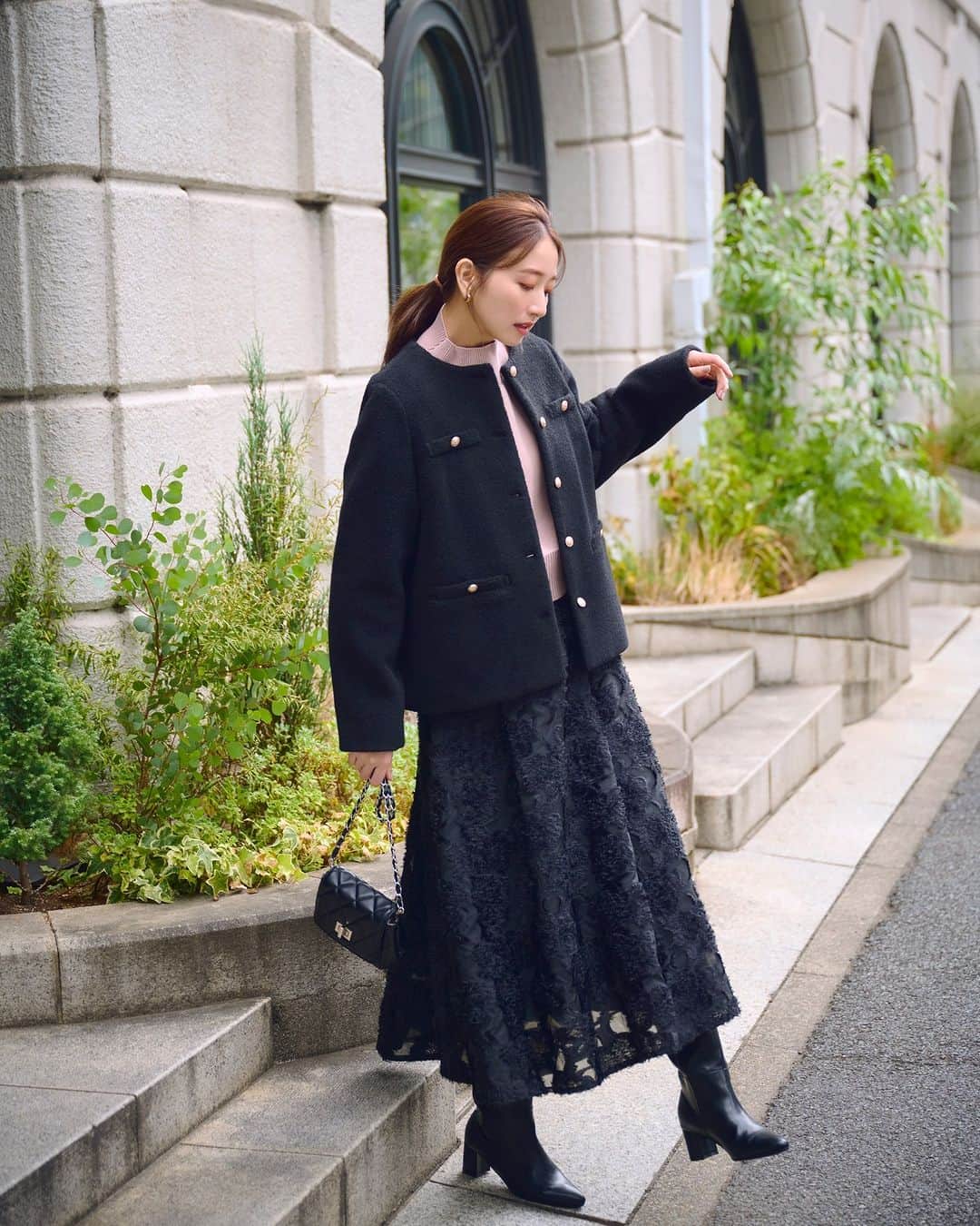 NATURAL BEAUTY BASICのインスタグラム：「鹿沼憂妃さん着用の 秋の新作webカタログ第三弾が大好評公開中♡  Light outer collection Feat.Yuki Shikanuma  トラッドなツイードジャケットにWボタンジャケット、 キャッチーなニットコーディガンにショートカーデ、 レディムードなエコファーブルゾン… 秋初めに活躍必至のライトアウターをピックアップ。 鹿沼さんのフェミニンかつスタイリッシュな着こなしをぜひ参考にしてみて。   #鹿沼憂妃 さん #コーディガン #秋アウター #コート #コーディガン  #ファーコート #サテンスカート #ワントーンコーデ  #秋コート #秋コーデ #お出かけコーデ #オフィスコーデ #オフィスカジュアル #通勤コーデ #大人可愛い #カラーコーデ  #着回しコーデ #きれいめカジュアル  #ベーシックコーデ #ベーシック #ナチュラルコーデ #トレンドスタイル #シンプルコーデ #ナチュラルビューティーベーシック #naturalbeautybasic」