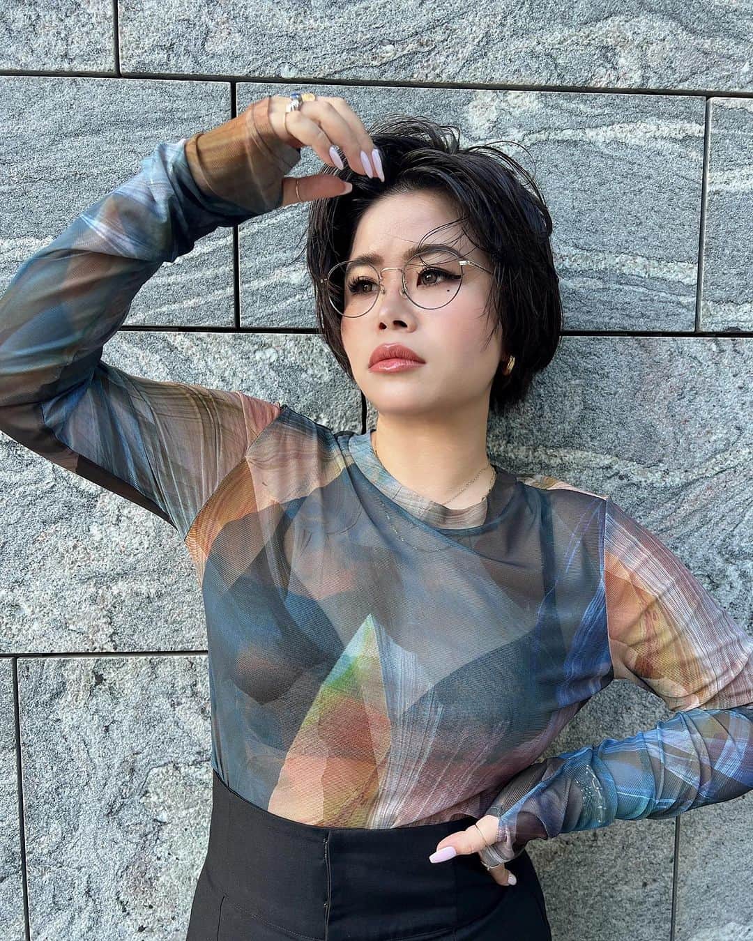 金子若菜のインスタグラム：「⠀ ここ最近いつも以上に曜日も日にちも バグってて大変さ😇  ⠀ 10月からは少しずつお仕事の整理を始めようと思うのです。  昨日、今日とオンラインサロンの準備をせっせと。 皆様も素敵な連休をお過ごし下さいね。  ⠀ 写真のシアートップス、人気で嬉しいっ。ｶﾞﾊﾊﾊﾊ パンツは激盛れのワイドパンツで 20日発売だにょ。  ⠀ サイズ感に関してお問い合わせ何件か頂いてるのだけど、 普段Sサイズの方には大きいかなぁ。。 ゆるっと入ってもらう事も可能なのだけど、 そうするとたぶん丈、死ぬ笑  プレスの紗香は丈の事情もあって インスタライブではクリップで止めてもでらってたから。 ※参考にしたい方はWONEMのインスタライブを！  なんかさ、 こういう形のパンツって そもそも細い人用に作られてるの多いでしょ？笑  ビッチビチにキツかったり、 ニットとかそういうのINしたいのに 薄手のトップスとかしか出来なかったり、 丈がつんつるてんだったり極端なのが多いから、 普段、そういうので購入諦めてる方がいればと思って作ったので、 平均身長の方やSサイズの方には大きいかと！  ⠀ 私も161cmでヒール履かないと丈、 けっこうずるずるになるぐらい長いよ笑  まぁ、私は気にせずビーサンとか合わせちゃってるけれど😂」