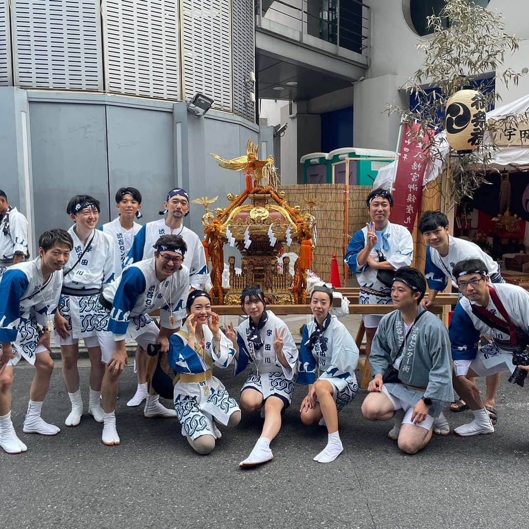 桜雪のインスタグラム：「金王八幡宮御鎮座930年！ 10年に一度のお宮入り。 宇田川町センター街は ハチ公シルエットの法被です🐕✨  #お神輿 #金王八幡宮例大祭  #渋谷センター街」