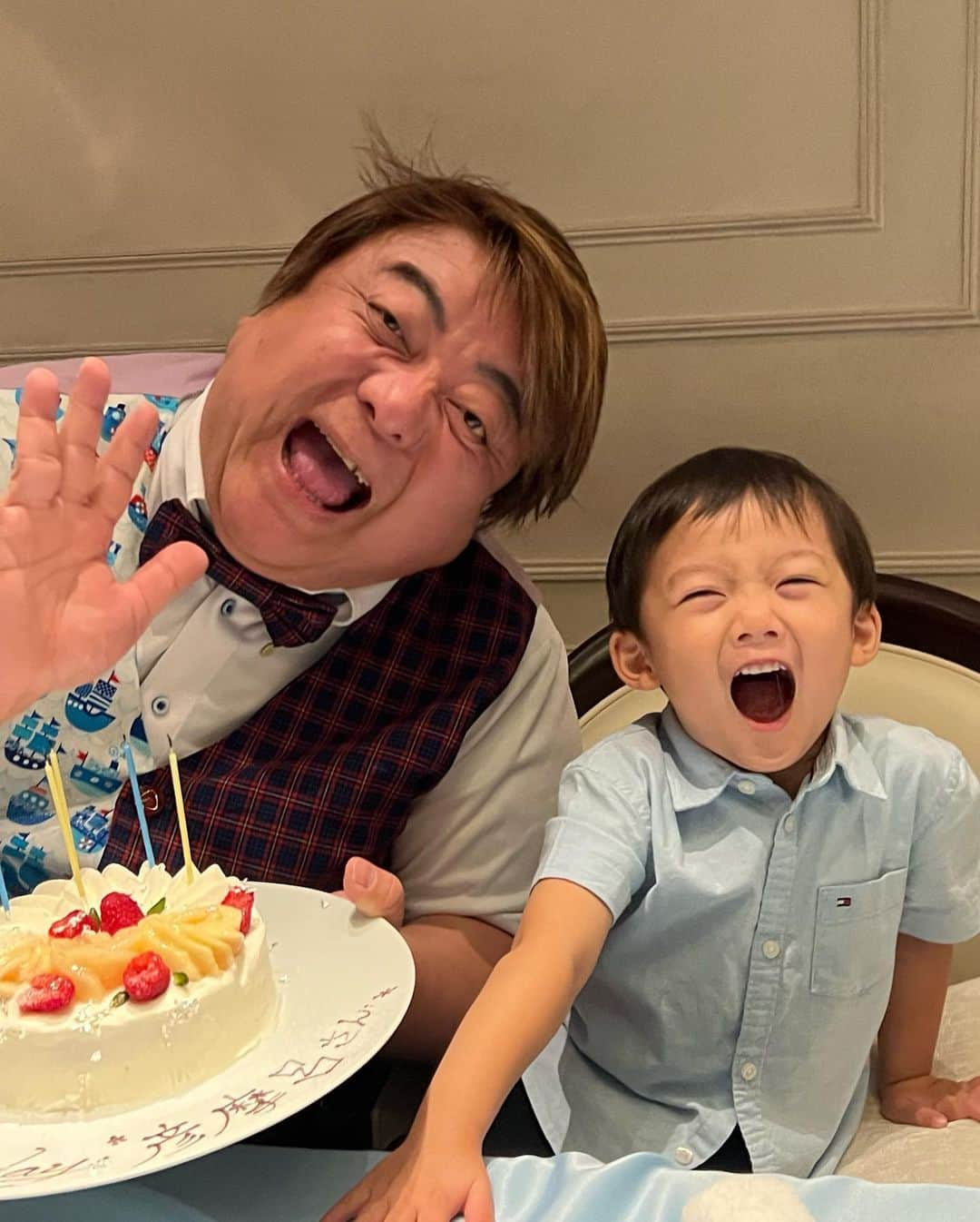 彦摩呂さんのインスタグラム写真 - (彦摩呂Instagram)「たくさんの皆様に お祝いメッセージ ありがとうございました😊  そして 歳の差　五十数歳❣️  親友の　笑😆 カンカンちゃん えいじくん  お祝いして頂きました〜 😀🌈👍🎂  いつもお世話になってます 著名な、ご家族の 皆様です〜 感謝致します〜  さぁ バリバリやりますよ😀 更なる決意で 頑張ります〜👍🌈😀  #彦摩呂 #食レポ #誕生日」9月17日 12時09分 - hikomaro_honmono