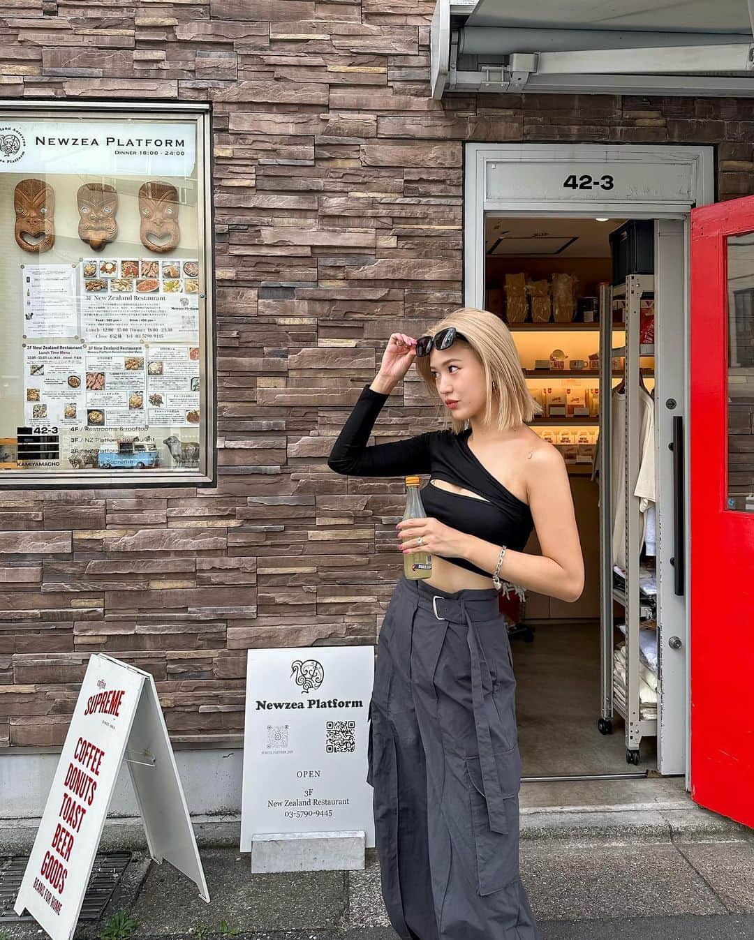 Meeのインスタグラム：「夏おわったのでどきんぱにしてみち🖤🖤  暗いトーンの服が多くなる時期にハイトーンにしたくなるあたい👶🏼  かあいい🫶🏻すこ  にしても仕事服なんですけど、こで  #ハイトーンボブ #ハイトーン #切りっぱなしボブ #ブロンド #ブロンドヘアー #秋服コーデ #秋服」