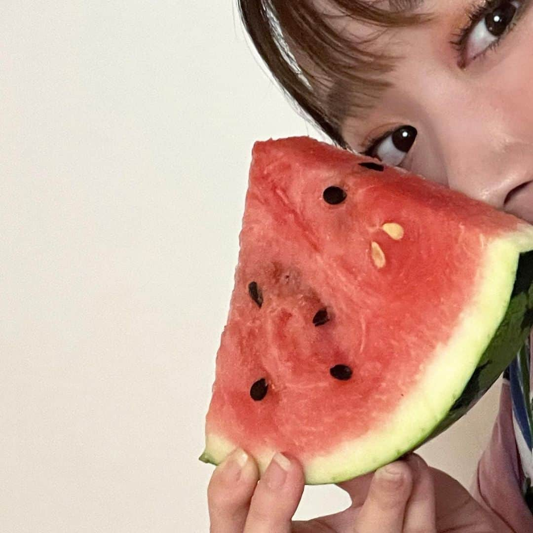 圭叶（KEYKA）さんのインスタグラム写真 - (圭叶（KEYKA）Instagram)「제철의 수박이 가장 존맛🍉 な〜つのおわ〜り〜って感じだね🌻」9月17日 12時04分 - https.keyka