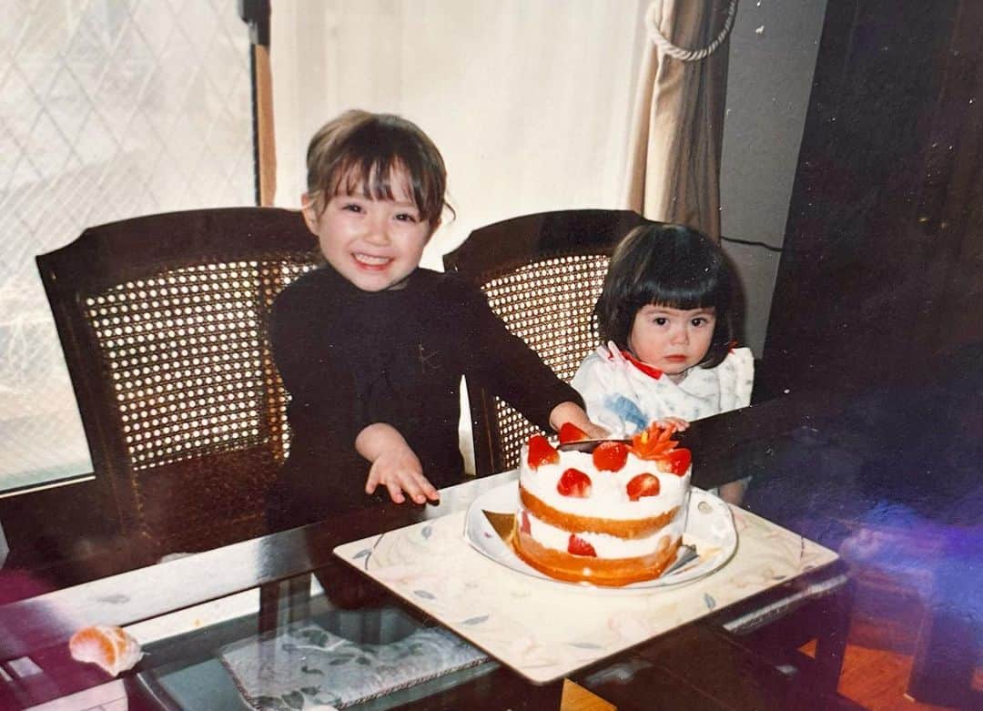 スミス春子さんのインスタグラム写真 - (スミス春子Instagram)「.  そういえば少し前は妹の日だったらしい…！  この間家のアルバムを見ていたら こんな写真を発見しました🥹🩷  小さい頃から、何をするのも一緒だった妹🥰  誰かの誕生日だったのかな？😳  テーブルの上に食べかけのみかんが…🍊笑  #妹  #アルバム整理」9月17日 12時04分 - harukosmith