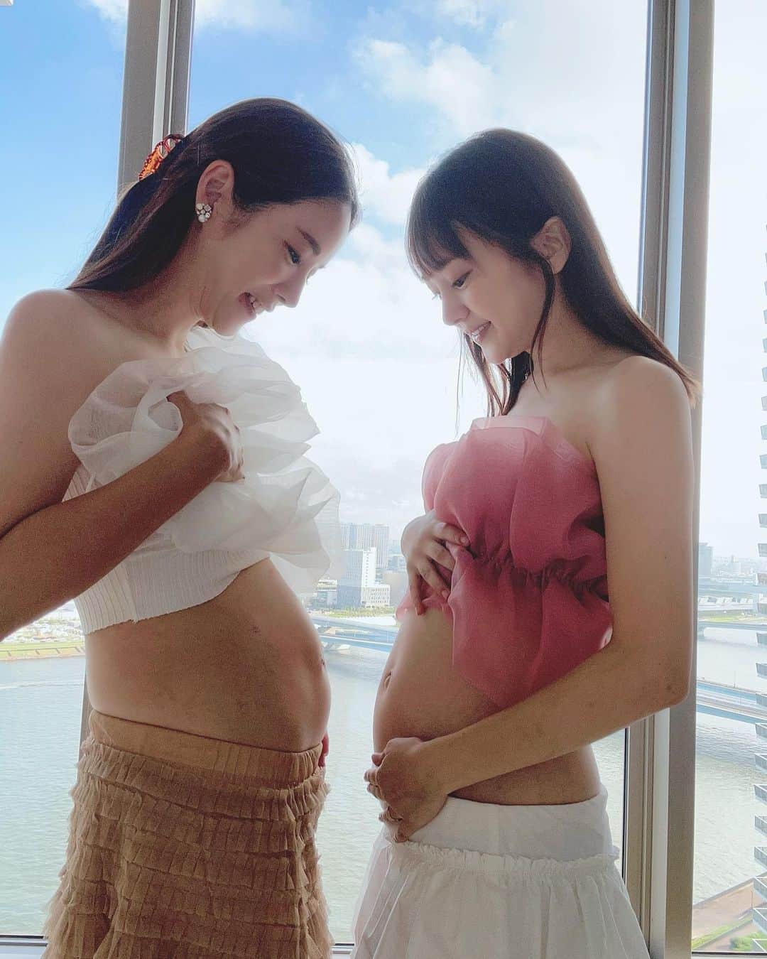 浜田翔子さんのインスタグラム写真 - (浜田翔子Instagram)「2人目妊娠20wになりました♡ あと100日少し。。妊娠生活折り返し地点🥹  mama友ちゃんと ほぼ同じくらいでお互い妊娠報告し合った時嬉しかったなぁ☺️  これは私19wの時✨ 急いで撮ったself maternity‼︎ mamaたちが写真撮ってる時 子供たちは不思議そうに少し離れて見てたよ🤭  今回は 妊娠糖尿病で薬物療法、食事療法と測定に注射が毎日あるけど頑張ろう😌4Dエコーも安産祈願し、毎日胎動を感じていて少し落ち着いてきた時期になります。。 1人目経験してもやっぱり色々忘れてる事もあるなぁ。動きもゆっくりじゃないと無理だったり、子育てもあるけどできるだけ穏やかに過ごせたらいいな〜😌  #selfportrait #pregnancy #妊娠 #19w #妊娠中期」9月17日 12時05分 - shoko_hamada