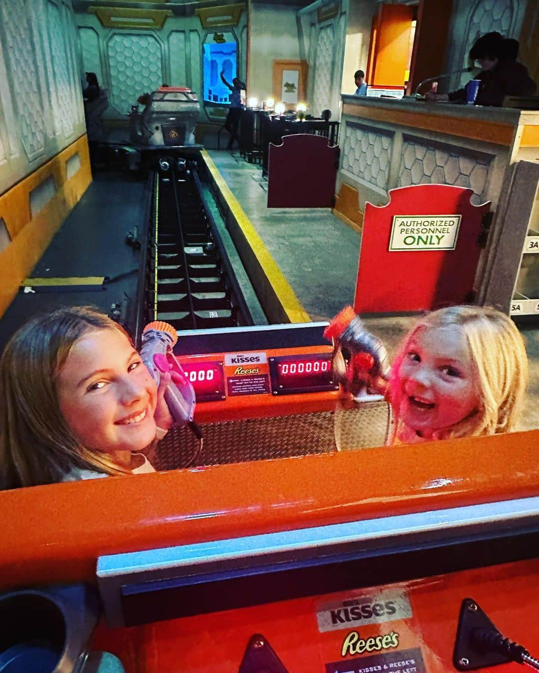 P!nk（ピンク）さんのインスタグラム写真 - (P!nk（ピンク）Instagram)「Hershey Park for the win. RVs for days- rollercoasters and arcades….. I haven’t been in these woods since I was four! Philly hometown I’m coming in hot!」9月17日 12時07分 - pink