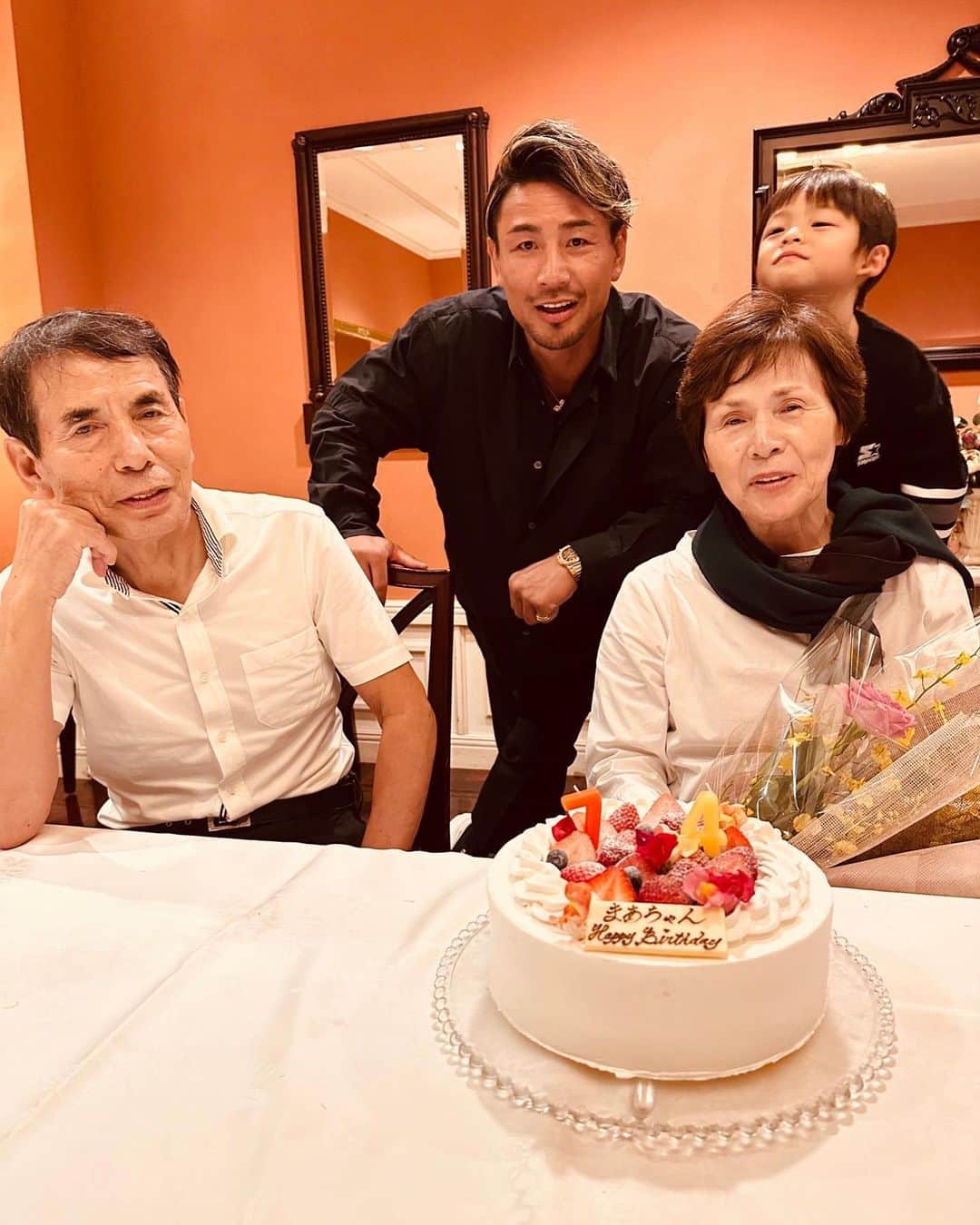 魔裟斗のインスタグラム：「昨日は母親の74歳の誕生日会でした！ 父親は12月で80歳！ まだまだ元気な様で母は毎日卓球 父は毎日スポーツクラブ通い！ #魔裟斗」