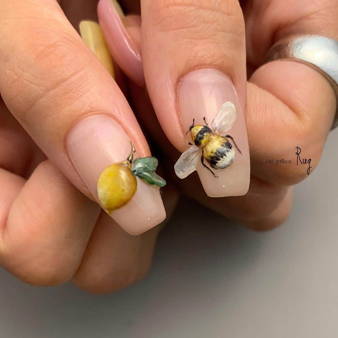 のインスタグラム：「・ 飛び出す立体 レモンとハチ  ハチは2回目のお客様 いつもありがとうございます💫  nailgalleria  Rug〈ラグ〉 大阪市北区中崎西2-6-3 飛び出すのは予約時オーダーのみ ペイントB＋立体option×2」