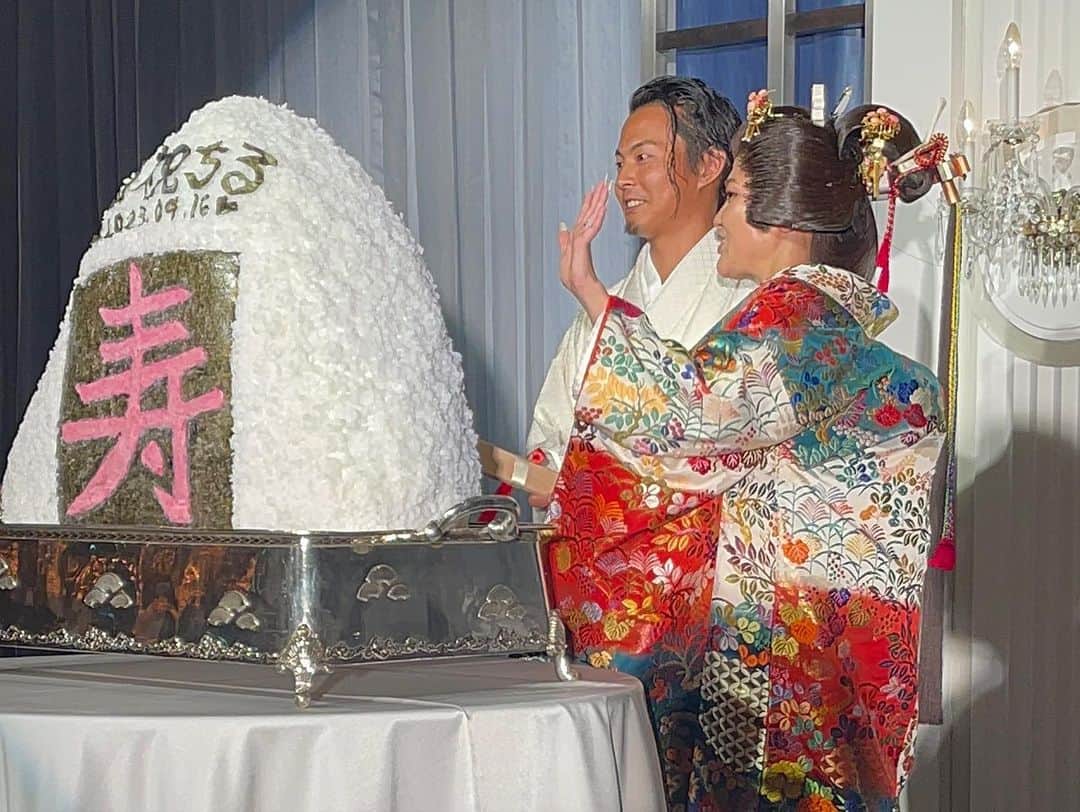 りえさんのインスタグラム写真 - (りえInstagram)「本当素敵だった🩵 中学からのお友達の結婚式👰🏼‍♀️  日枝神社で神前式でオータニで披露宴⛩️ 全部が素敵だった、本当おめでとう🤍  #結婚式#結婚式お呼ばれ#ホテルニューオータニ#日枝神社#日枝神社挙式#着物#着物ヘア#和装結婚式」9月17日 12時26分 - ririri060800