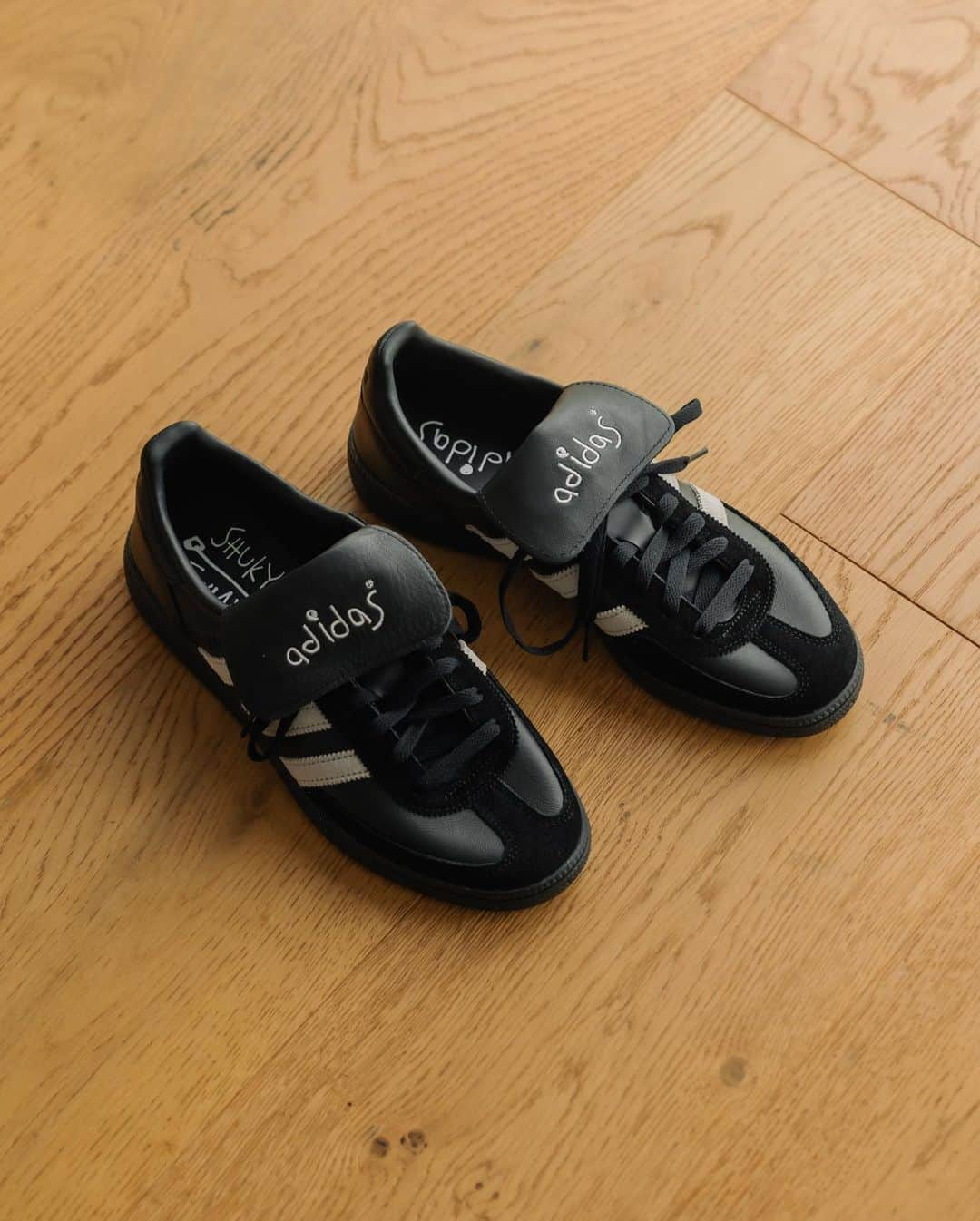 Ryoさんのインスタグラム写真 - (RyoInstagram)「@shukyumagazine × @e_waxstudio × @adidasoriginals  Handball Spezial "Core Black" ㅤㅤㅤㅤㅤㅤㅤㅤㅤㅤㅤㅤㅤ 手書き風文字ロゴが可愛い✏️ ㅤㅤㅤㅤㅤㅤㅤㅤㅤㅤㅤㅤㅤ #adidas #handballspezial  #spezial #shukyu  #ewax」9月17日 12時19分 - ryo__takashima