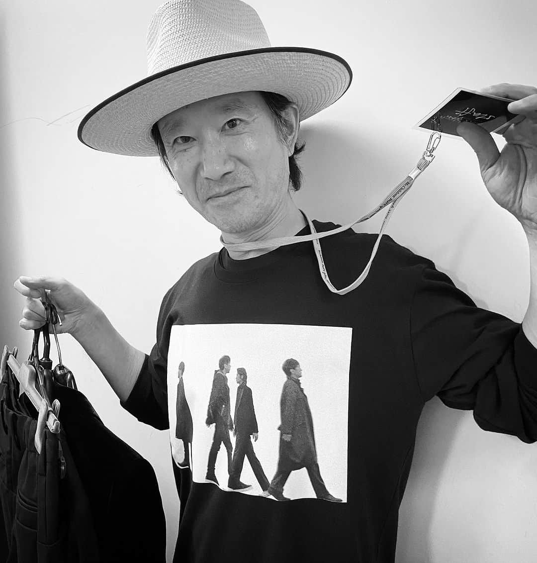 のインスタグラム：「長年に渡り、Mr.Childrenのお兄様方の スタイリングをされてる坂井達志さん！ かっこいい！坂井さんが着られてると、さらにかっこいい。  こんなに活躍されてるのに、とても謙虚な方で しかもとことん用意くださる。その姿勢にいつも感動します。  今回のアートワークもお世話になりました。 心から感謝してます。」