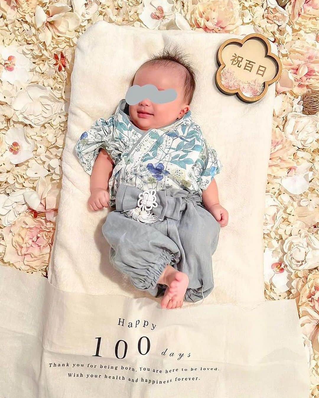 のインスタグラム：「㊗️100days💙 先日実家に帰り家族で👶の100日祝い🎊 自宅でセットするだけで、プロが撮影したみたいな写真が撮れるサービスを利用したら、写真を撮る手が止まらない…🥺💕笑  → @lucesorriso_18 📷  背景から衣装や小道具まで全部送られてきて、想像以上に豪華で簡単だし撮影のコツも教えてくれるから本当今の時代の便利さにびっくり🥹👍🏻✨ 思い出はやっぱり写真に残しておきたいし、お家でなら自分なりな撮影のこだわりも出せちゃうからいいねっ☺️💖  4枚目に素敵なレンタルセットの全体が分かる動画を載せてるよ♡ 今回レンタルさせて貰ったの以外にも種類があるみたいだから、ぜひ見てみてね💁‍♀️  予約時にクーポン番号【aya】をご入力すると10%offになりますよっ🍒  レンタルした撮影グッズは配送会社さんに集荷依頼したらお家まで来てくれるからそれもまた楽だったよ〜🙆‍♀️✨  #happy100days #100日祝い #お食い初め #生後3ヶ月 #生後2ヶ月」