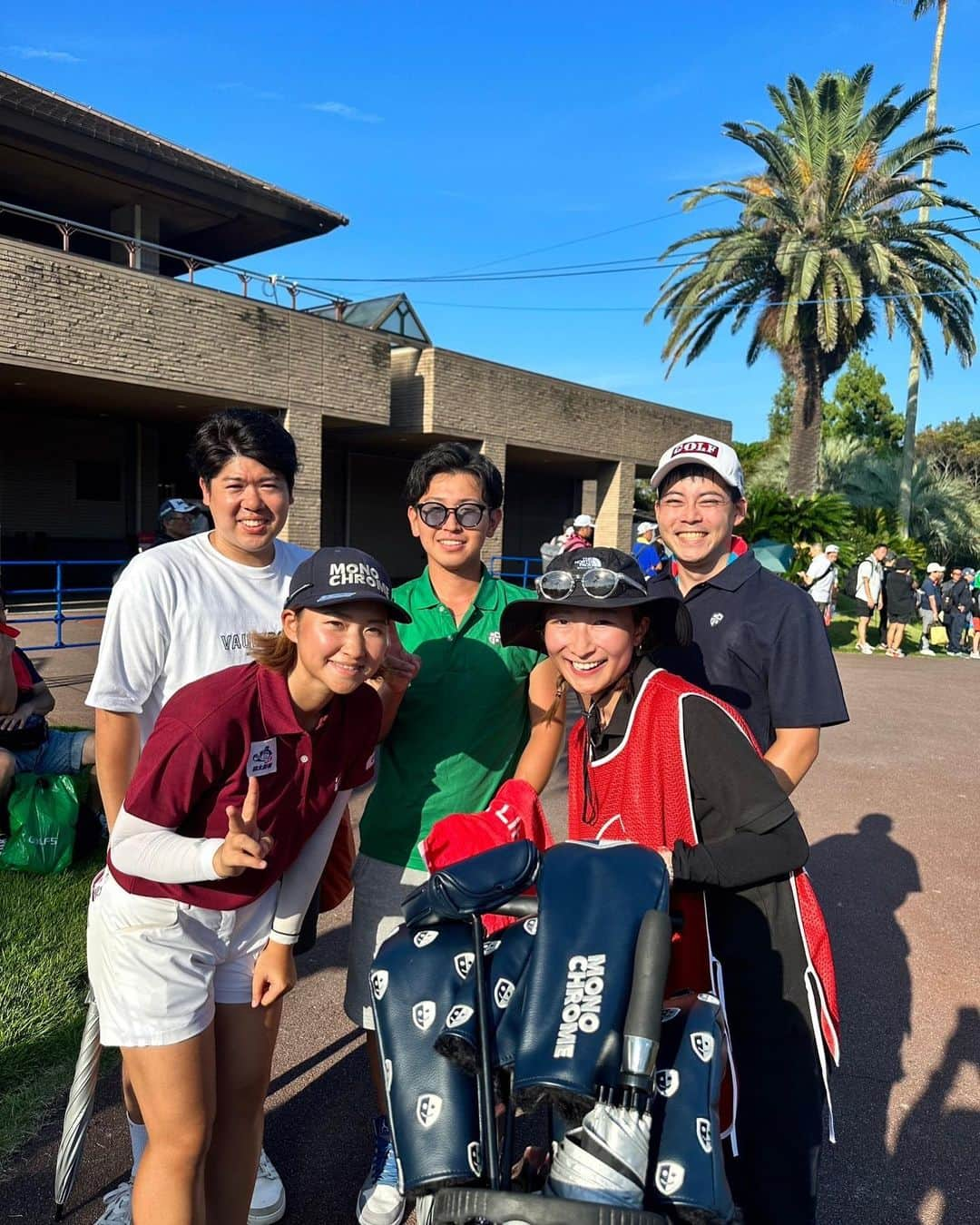 平井亜実さんのインスタグラム写真 - (平井亜実Instagram)「住友生命Vitalityレディス 東海クラシック  予選落ちでした。  推薦を頂いた住友生命様。 大会関係者方。 本当にありがとうございました。  スコアの出しやすいコースで バーディーの後すぐボギーにしたり 流れを自分で止めてしまいました😣 2日目メンバー的にあんなに沢山のギャラリーの中初めてプレーして、 すごく楽しかったし、 早くこの中でやりたいなー 自分でこの状況作りたいなと 改めて思いました！  そして急遽キャディーをしてくれた テンちゃん　@ten_route.d_golf  本当に暑い中ありがと🙇‍♀️🙇‍♀️ ずっと笑顔でいてくれたから 久しぶりに楽しくプレー出来ました☺️  遠いのに応援、コーチしに来てくれたみんなにも感謝です🙇‍♀️  今週も沢山応援に来てくれて嬉しかったです！ 来週は広島です！ 頑張ります！  #LPGA#jlpga#愛知#愛知県#新南愛知カントリークラブ美浜コース#ゴルフ#ゴルフ女子#女子プロゴルファー#かっとびゴルフ塾#ルートディーゴルフアカデミー」9月17日 12時23分 - ami.h1996