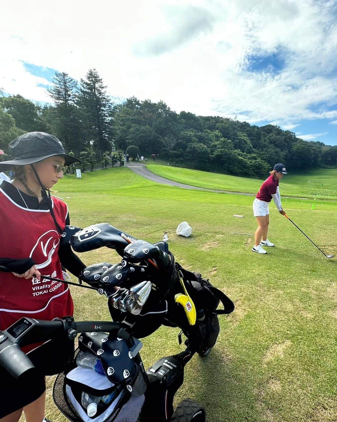 平井亜実さんのインスタグラム写真 - (平井亜実Instagram)「住友生命Vitalityレディス 東海クラシック  予選落ちでした。  推薦を頂いた住友生命様。 大会関係者方。 本当にありがとうございました。  スコアの出しやすいコースで バーディーの後すぐボギーにしたり 流れを自分で止めてしまいました😣 2日目メンバー的にあんなに沢山のギャラリーの中初めてプレーして、 すごく楽しかったし、 早くこの中でやりたいなー 自分でこの状況作りたいなと 改めて思いました！  そして急遽キャディーをしてくれた テンちゃん　@ten_route.d_golf  本当に暑い中ありがと🙇‍♀️🙇‍♀️ ずっと笑顔でいてくれたから 久しぶりに楽しくプレー出来ました☺️  遠いのに応援、コーチしに来てくれたみんなにも感謝です🙇‍♀️  今週も沢山応援に来てくれて嬉しかったです！ 来週は広島です！ 頑張ります！  #LPGA#jlpga#愛知#愛知県#新南愛知カントリークラブ美浜コース#ゴルフ#ゴルフ女子#女子プロゴルファー#かっとびゴルフ塾#ルートディーゴルフアカデミー」9月17日 12時23分 - ami.h1996